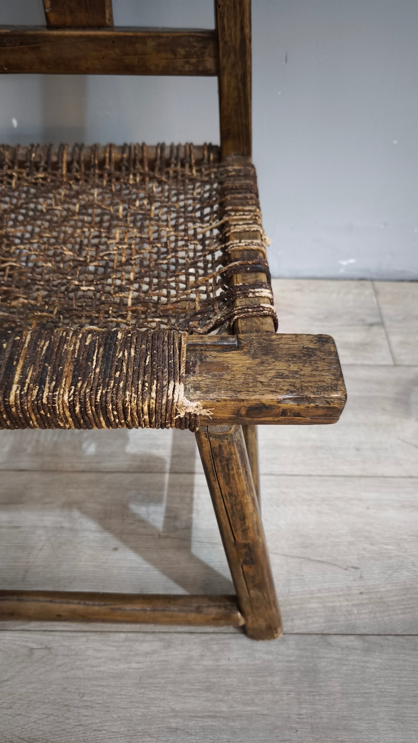 92370 Coppia di antiche sedie basse rustiche marchiate "Chen Kaizong" (Stile Wabi-Sabi)