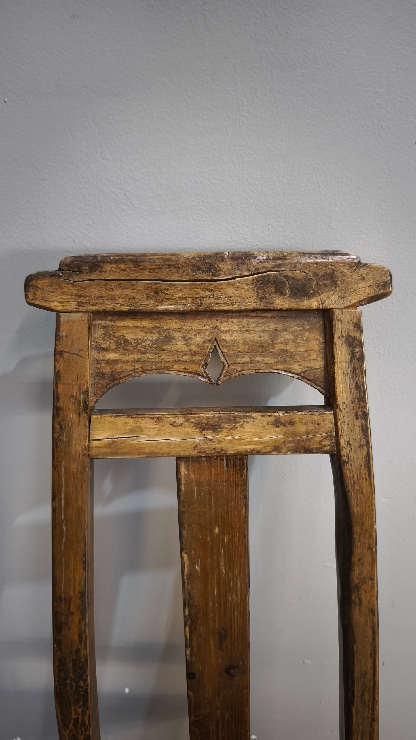 92370 Coppia di antiche sedie basse rustiche marchiate "Chen Kaizong" (Stile Wabi-Sabi)