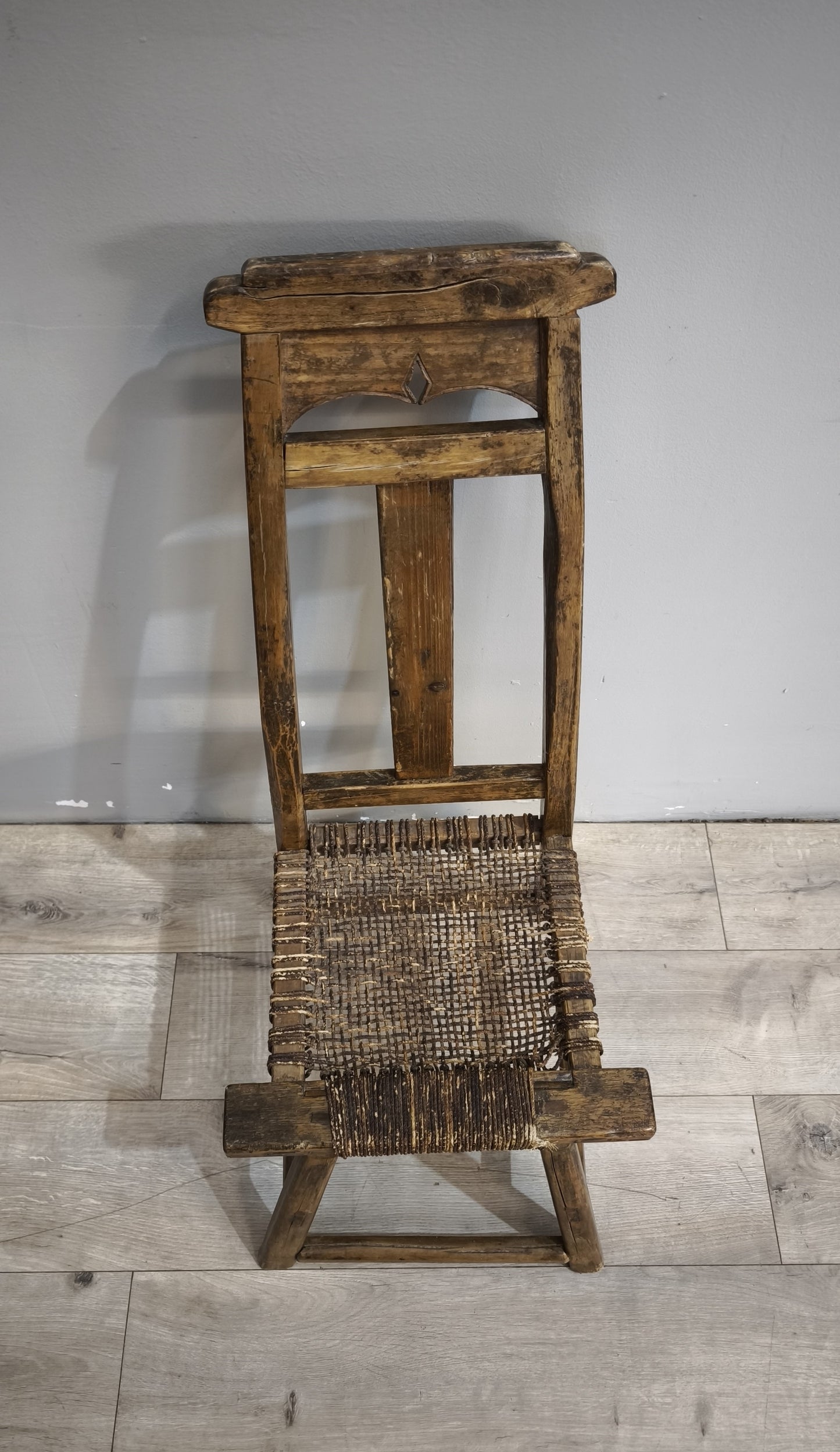 92370 Coppia di antiche sedie basse rustiche marchiate "Chen Kaizong" (Stile Wabi-Sabi)