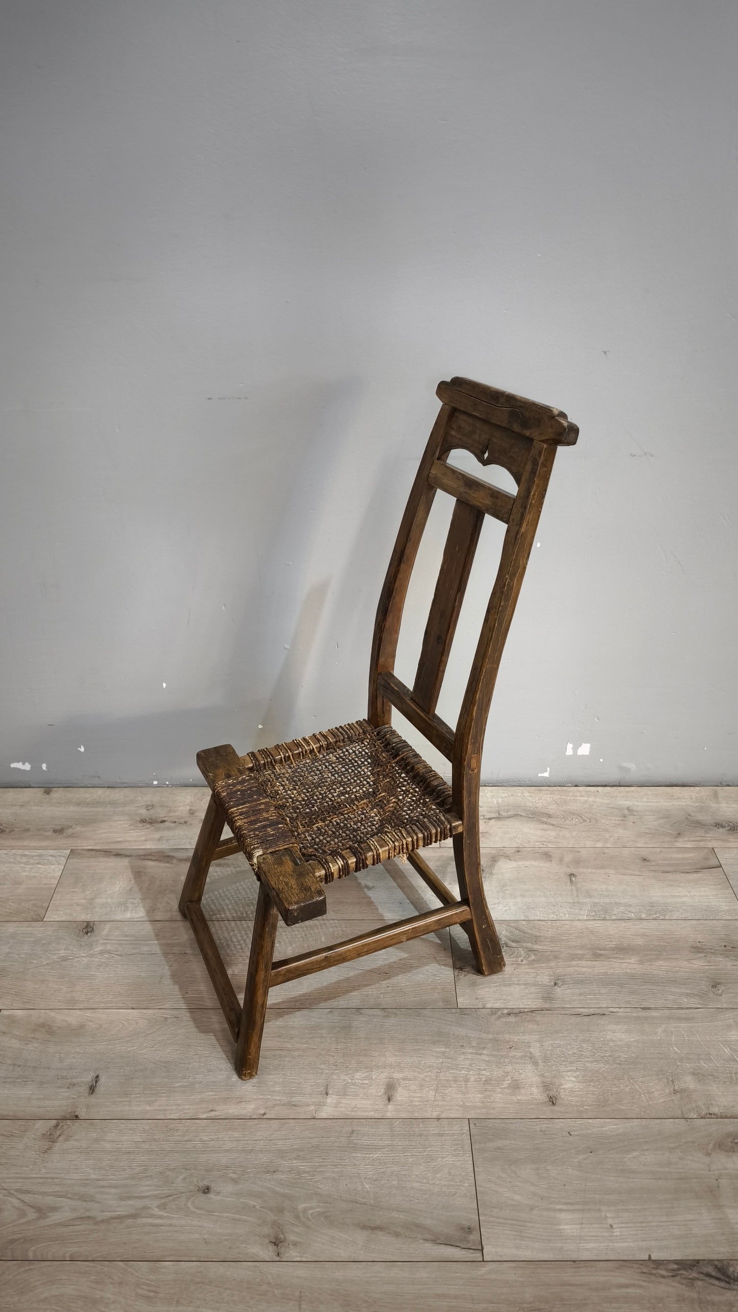 92370 Coppia di antiche sedie basse rustiche marchiate "Chen Kaizong" (Stile Wabi-Sabi)