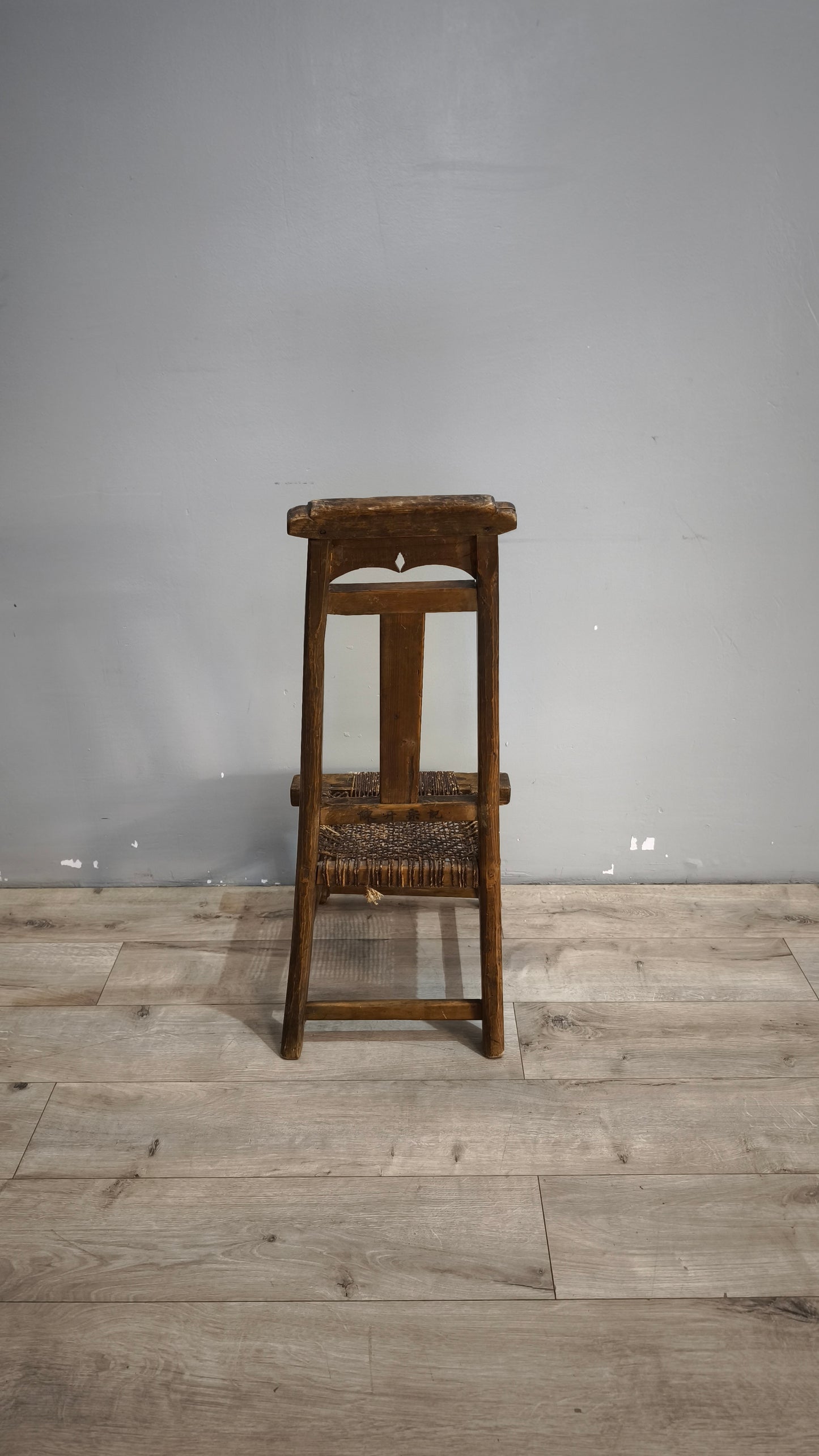 92370 Coppia di antiche sedie basse rustiche marchiate "Chen Kaizong" (Stile Wabi-Sabi)