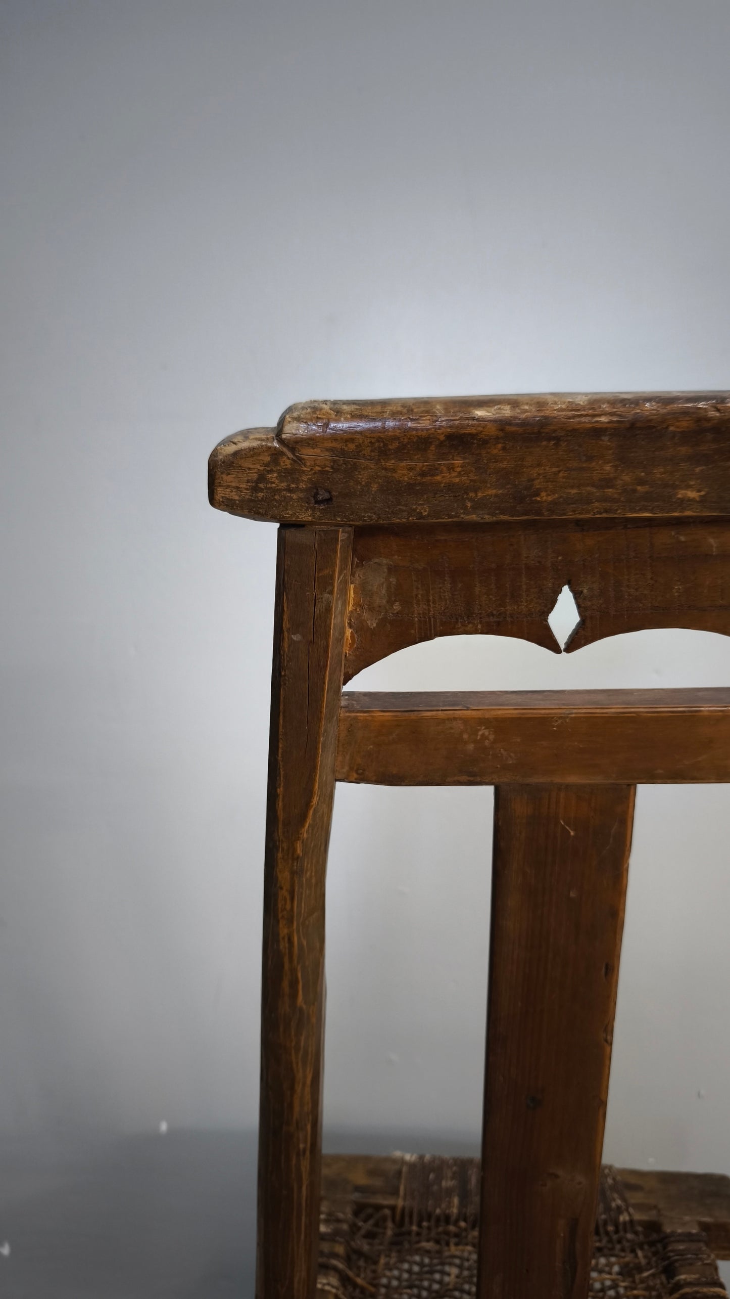 92370 Coppia di antiche sedie basse rustiche marchiate "Chen Kaizong" (Stile Wabi-Sabi)