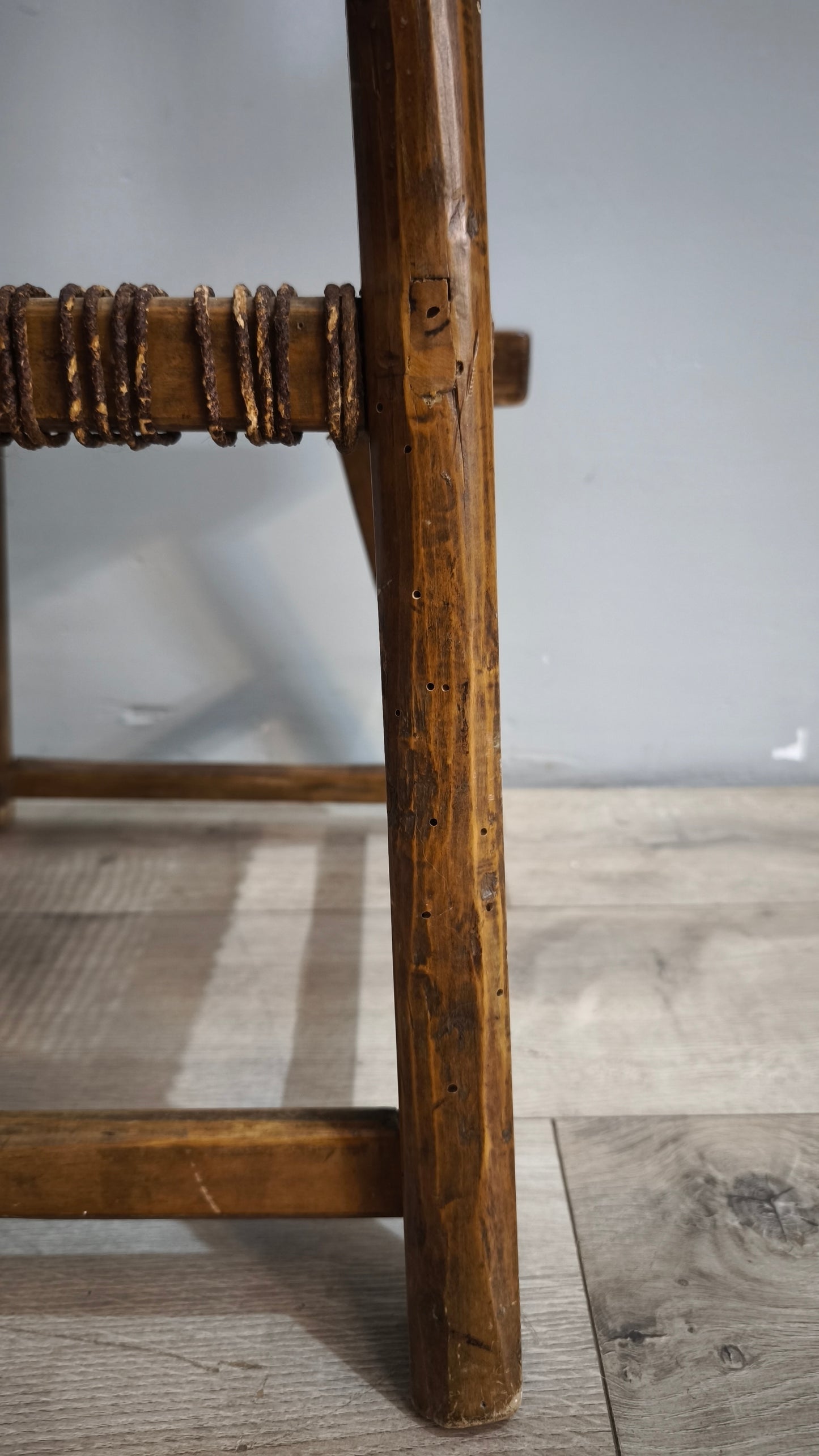 92370 Coppia di antiche sedie basse rustiche marchiate "Chen Kaizong" (Stile Wabi-Sabi)