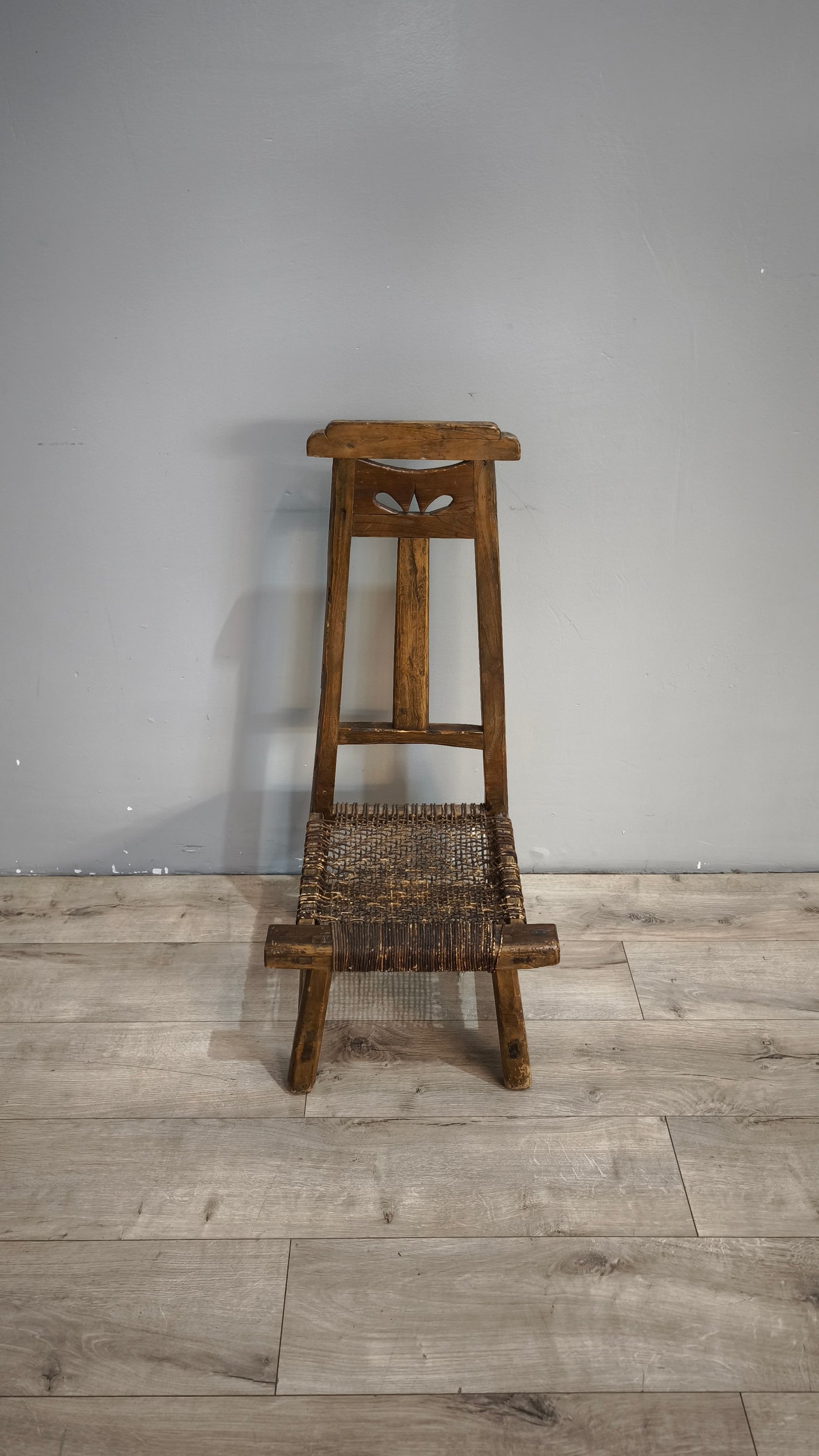 92370 Coppia di antiche sedie basse rustiche marchiate "Chen Kaizong" (Stile Wabi-Sabi)