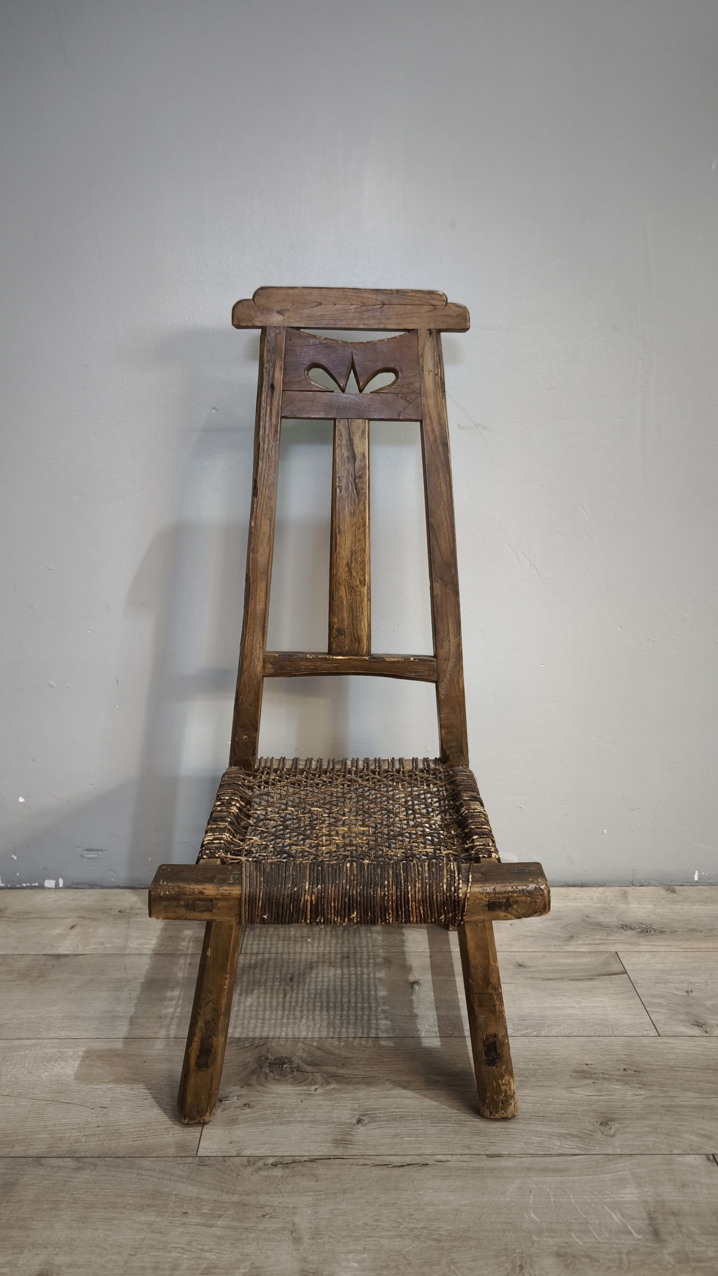 92370 Coppia di antiche sedie basse rustiche marchiate "Chen Kaizong" (Stile Wabi-Sabi)