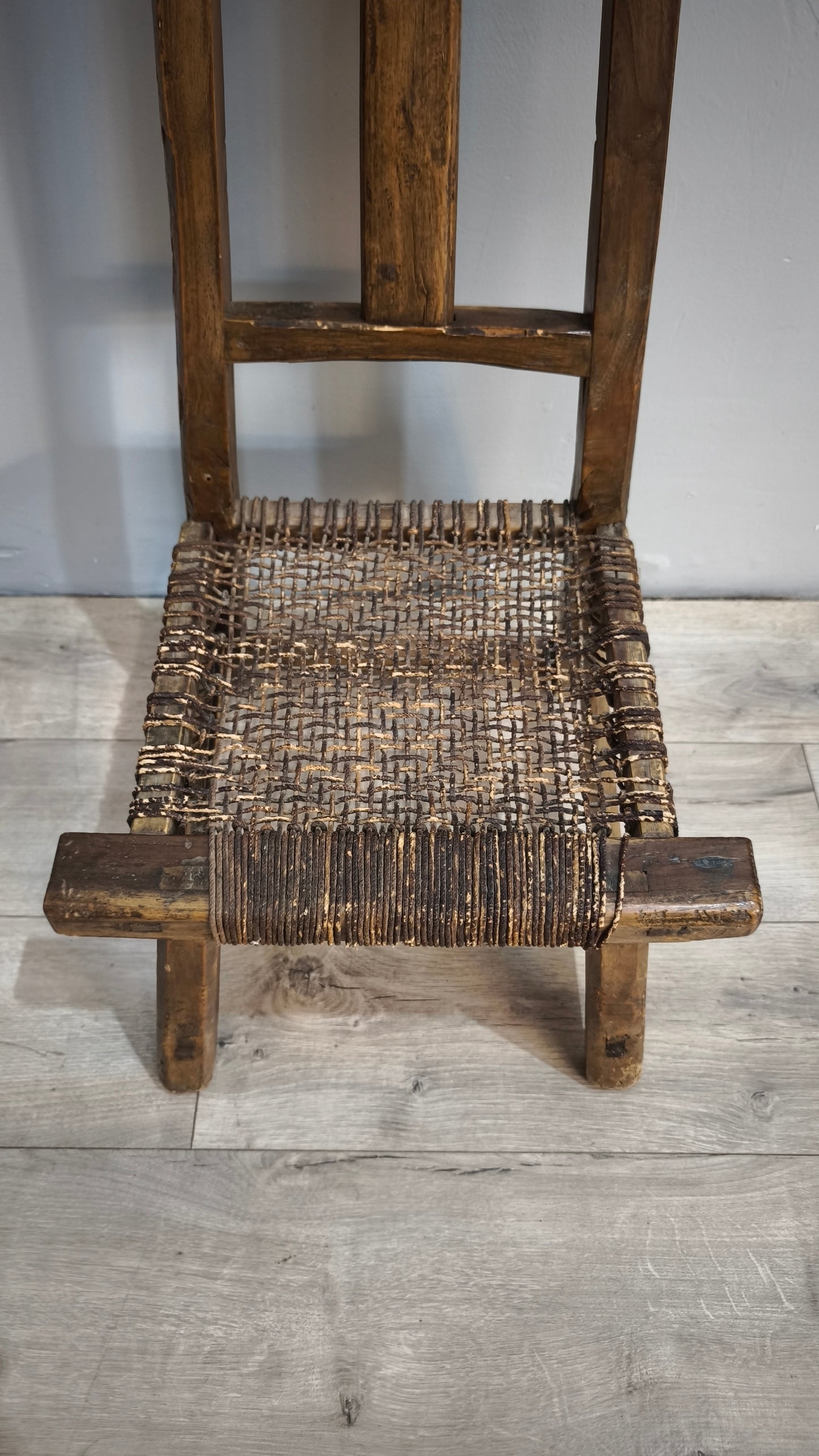 92370 Coppia di antiche sedie basse rustiche marchiate "Chen Kaizong" (Stile Wabi-Sabi)