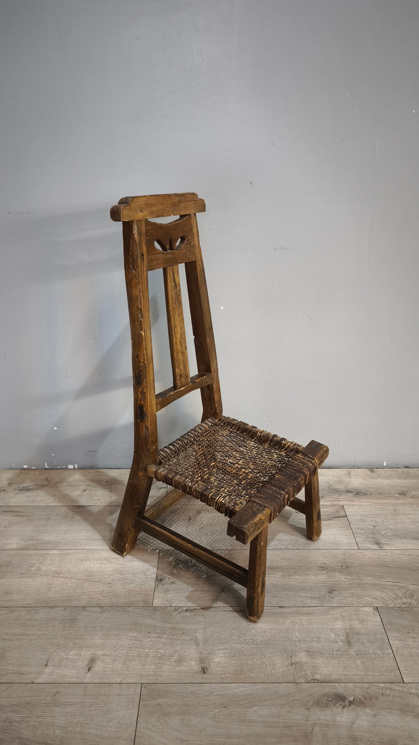92370 Coppia di antiche sedie basse rustiche marchiate "Chen Kaizong" (Stile Wabi-Sabi)