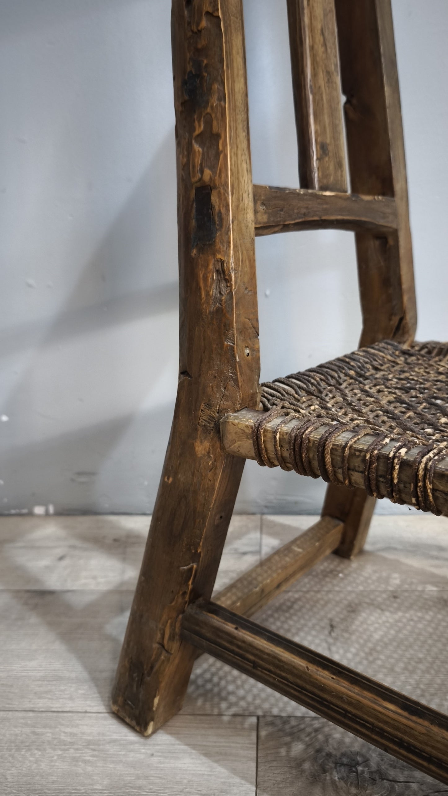 92370 Coppia di antiche sedie basse rustiche marchiate "Chen Kaizong" (Stile Wabi-Sabi)