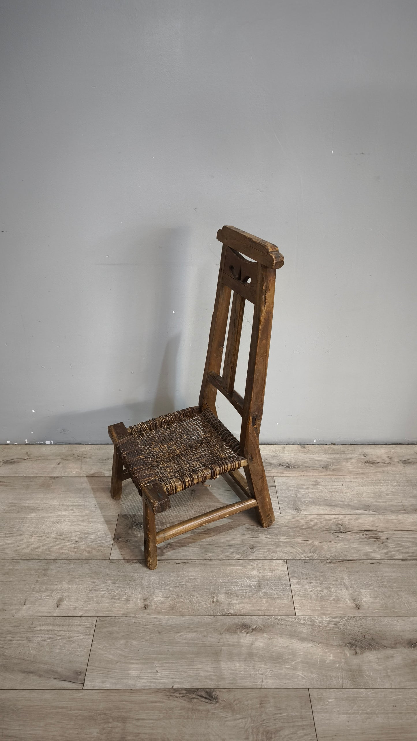 92370 Coppia di antiche sedie basse rustiche marchiate "Chen Kaizong" (Stile Wabi-Sabi)