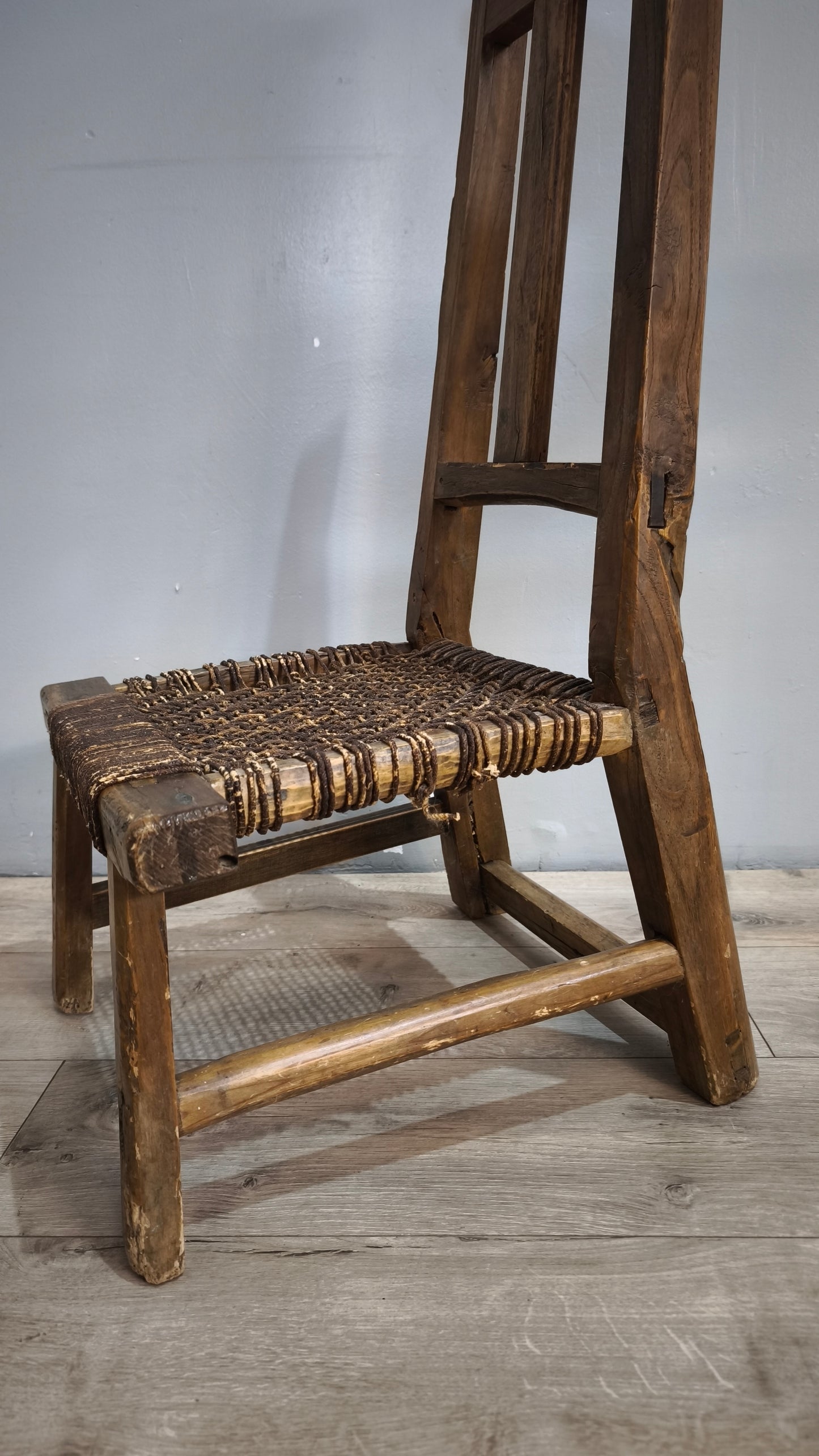 92370 Coppia di antiche sedie basse rustiche marchiate "Chen Kaizong" (Stile Wabi-Sabi)