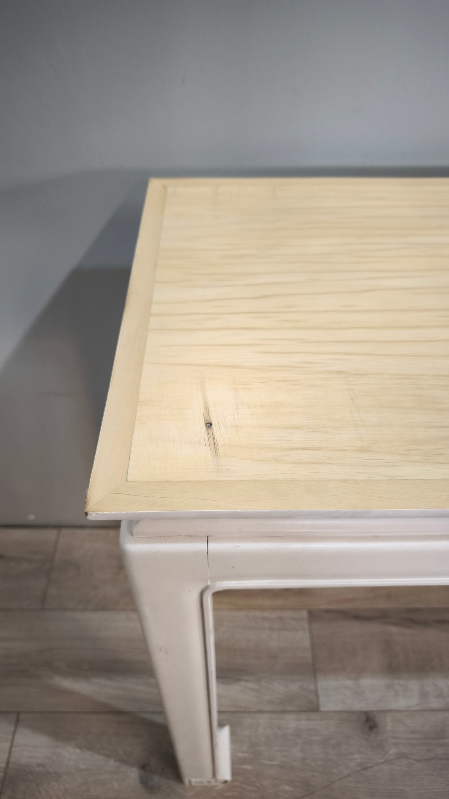 92374 Console orientale con base bianca e piano in legno