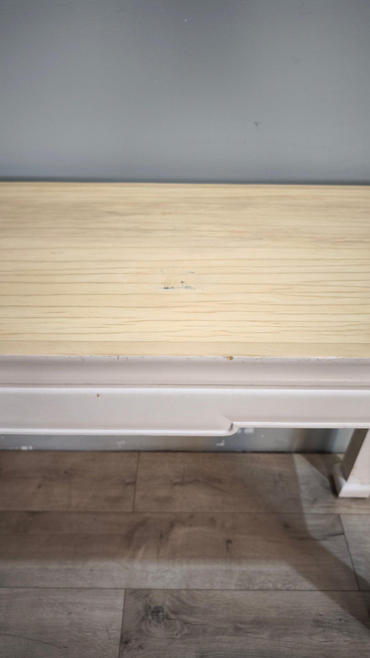 92374 Console orientale con base bianca e piano in legno