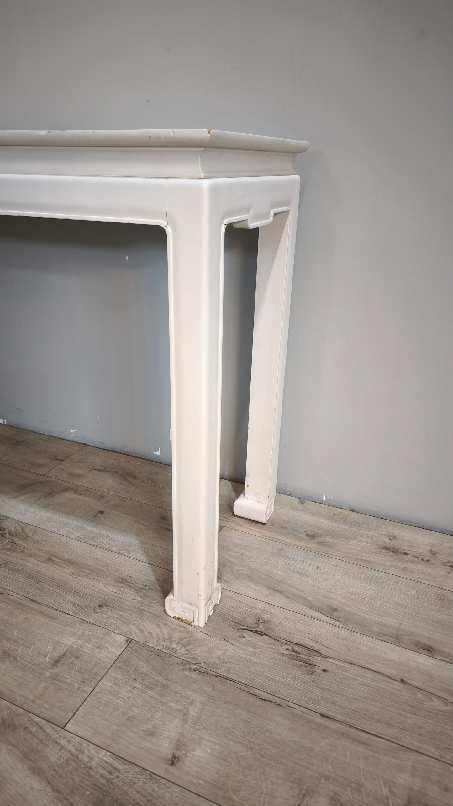 92374 Console orientale con base bianca e piano in legno