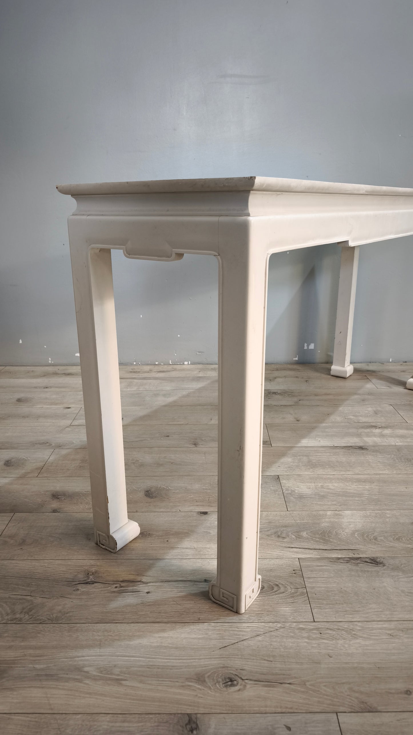 92374 Console orientale con base bianca e piano in legno