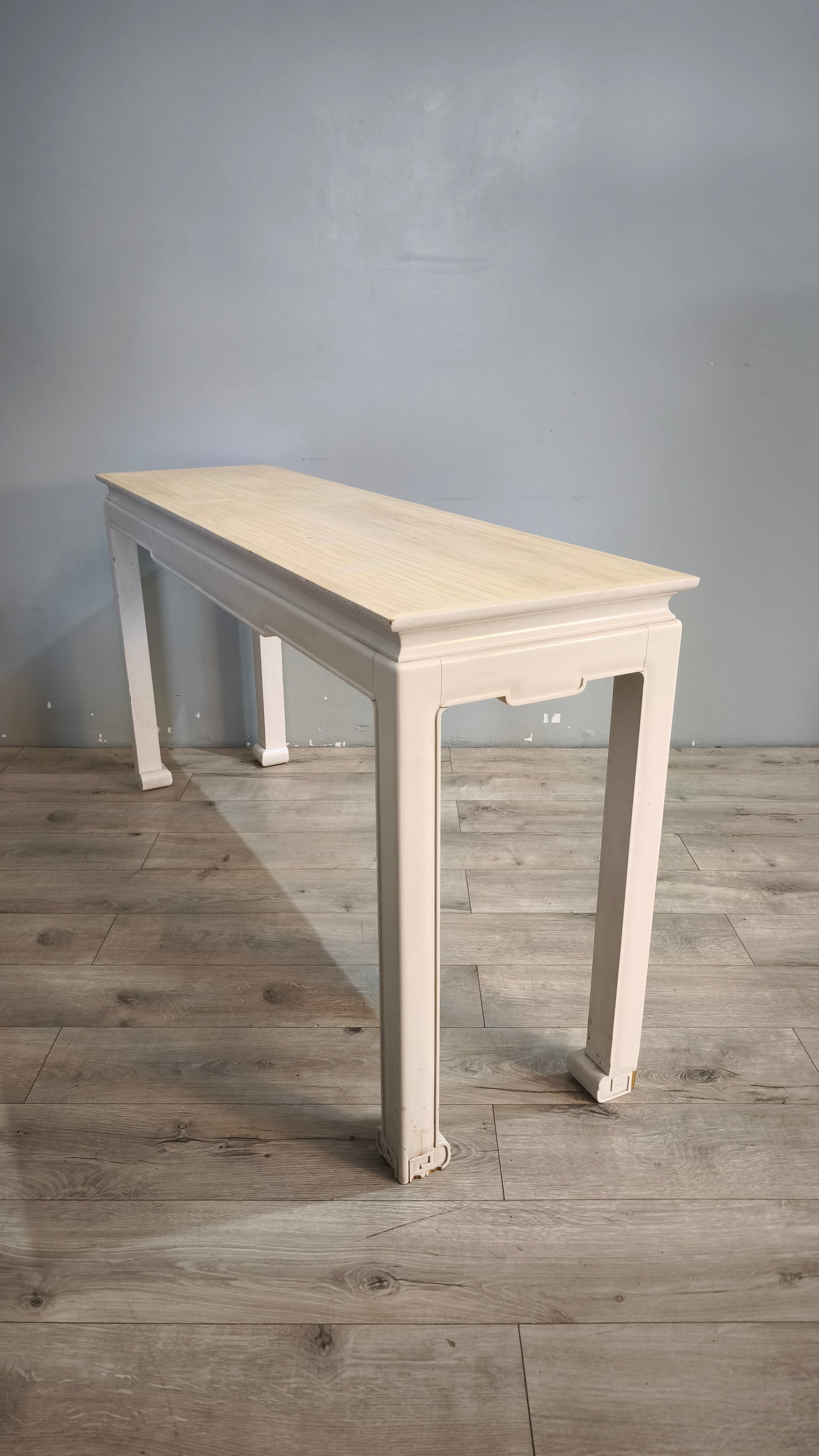 92374 Console orientale con base bianca e piano in legno
