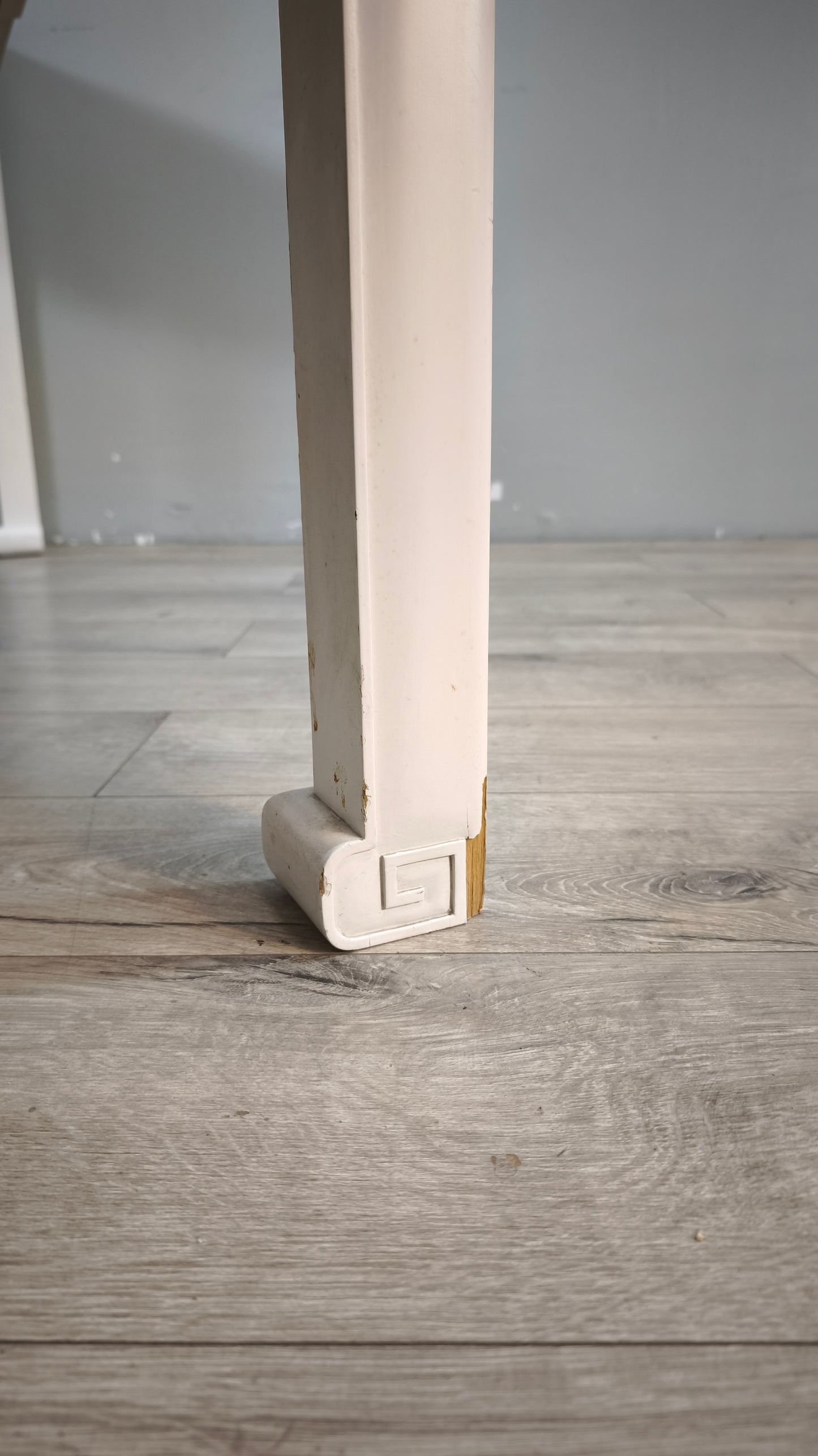 92374 Console orientale con base bianca e piano in legno
