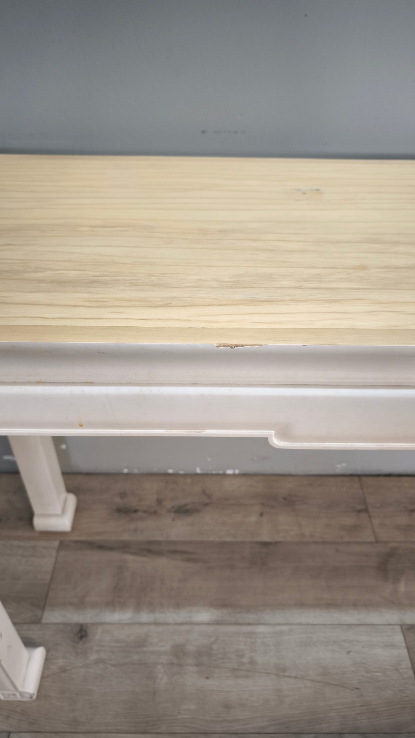 92374 Console orientale con base bianca e piano in legno
