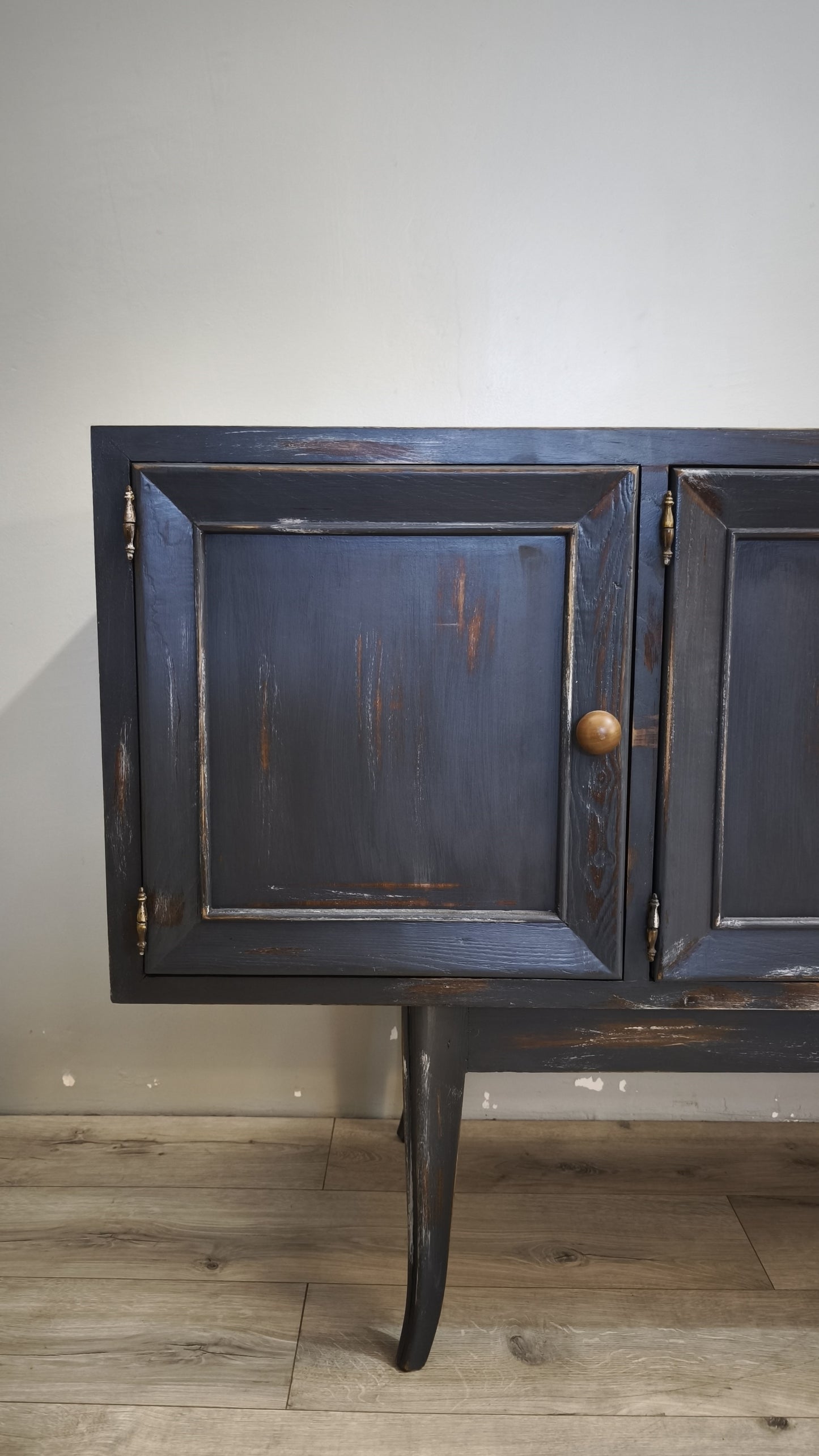 92380 Credenza quattro sportelli dipinta con piano in legno