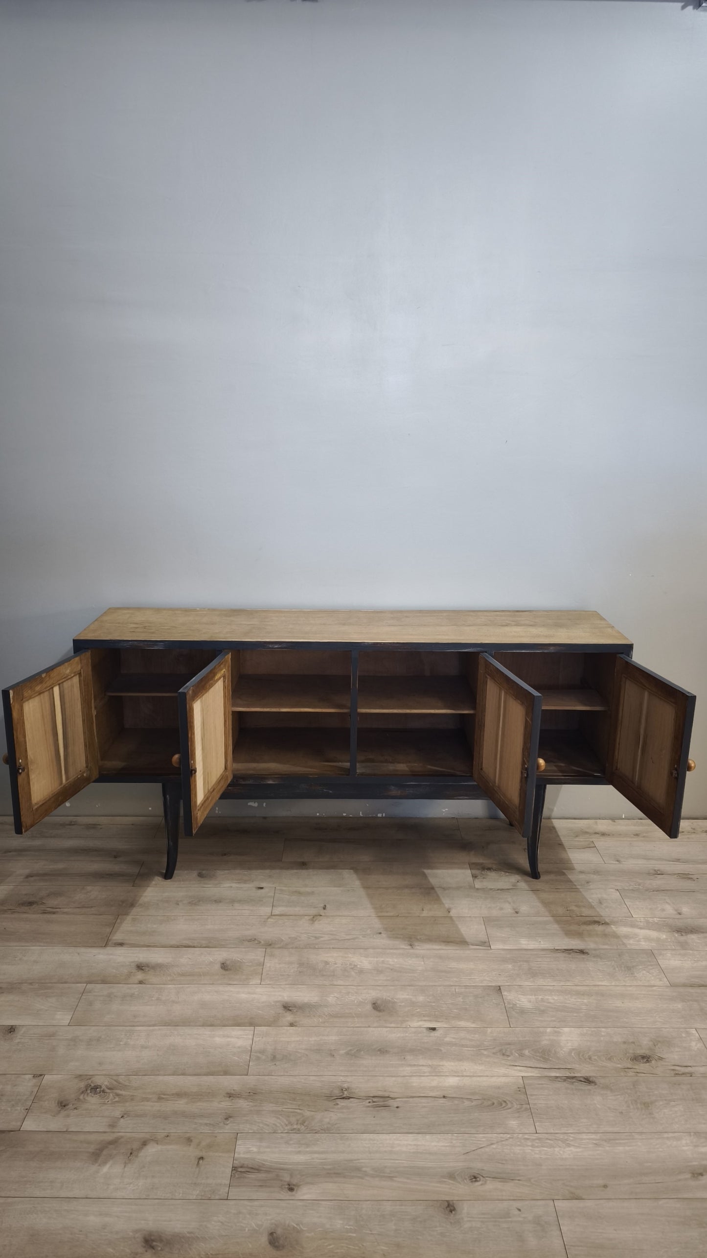 92380 Credenza quattro sportelli dipinta con piano in legno