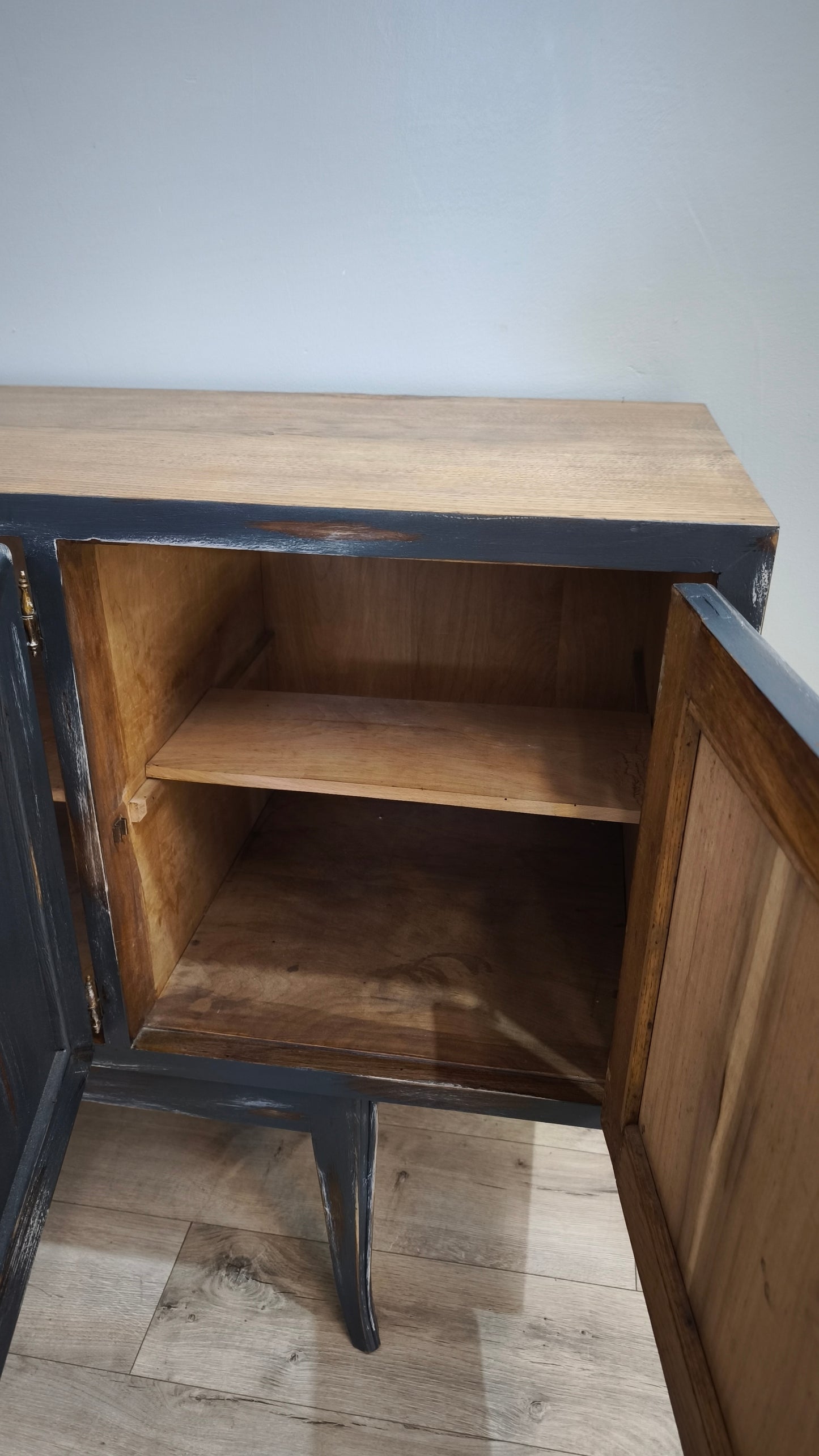 92380 Credenza quattro sportelli dipinta con piano in legno