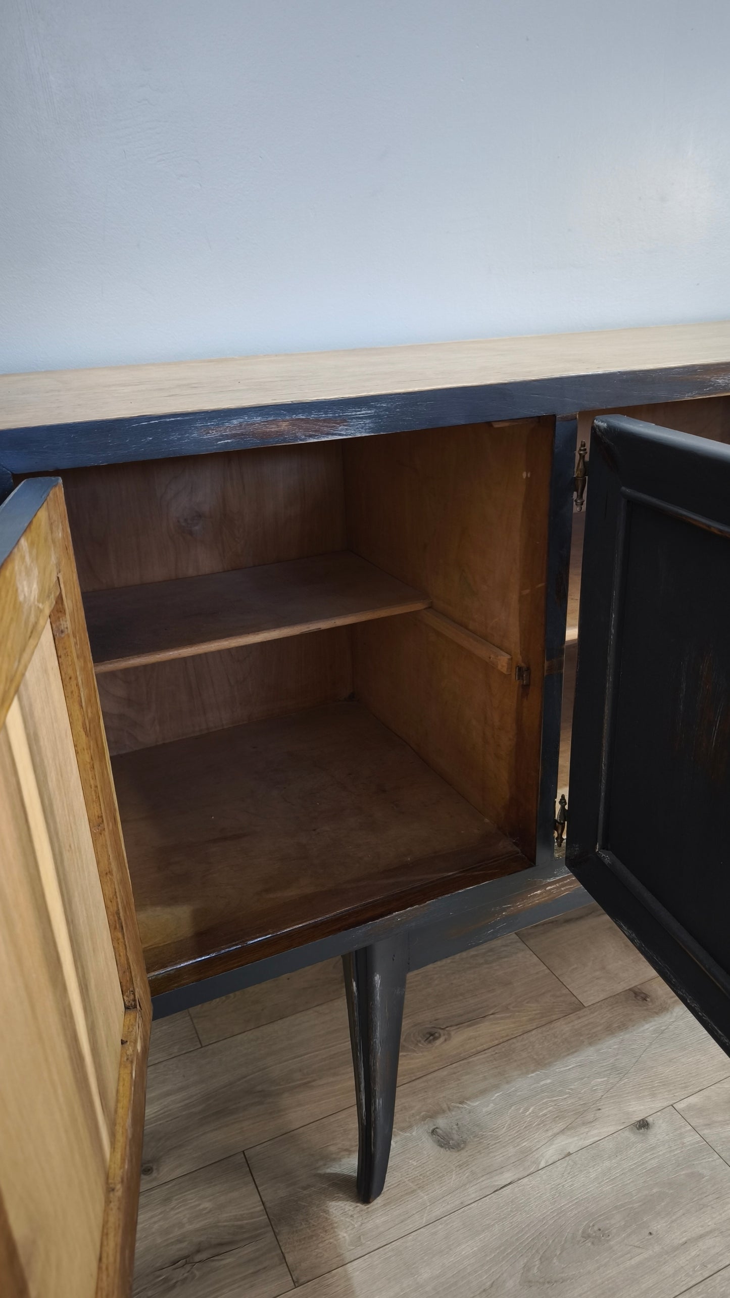 92380 Credenza quattro sportelli dipinta con piano in legno