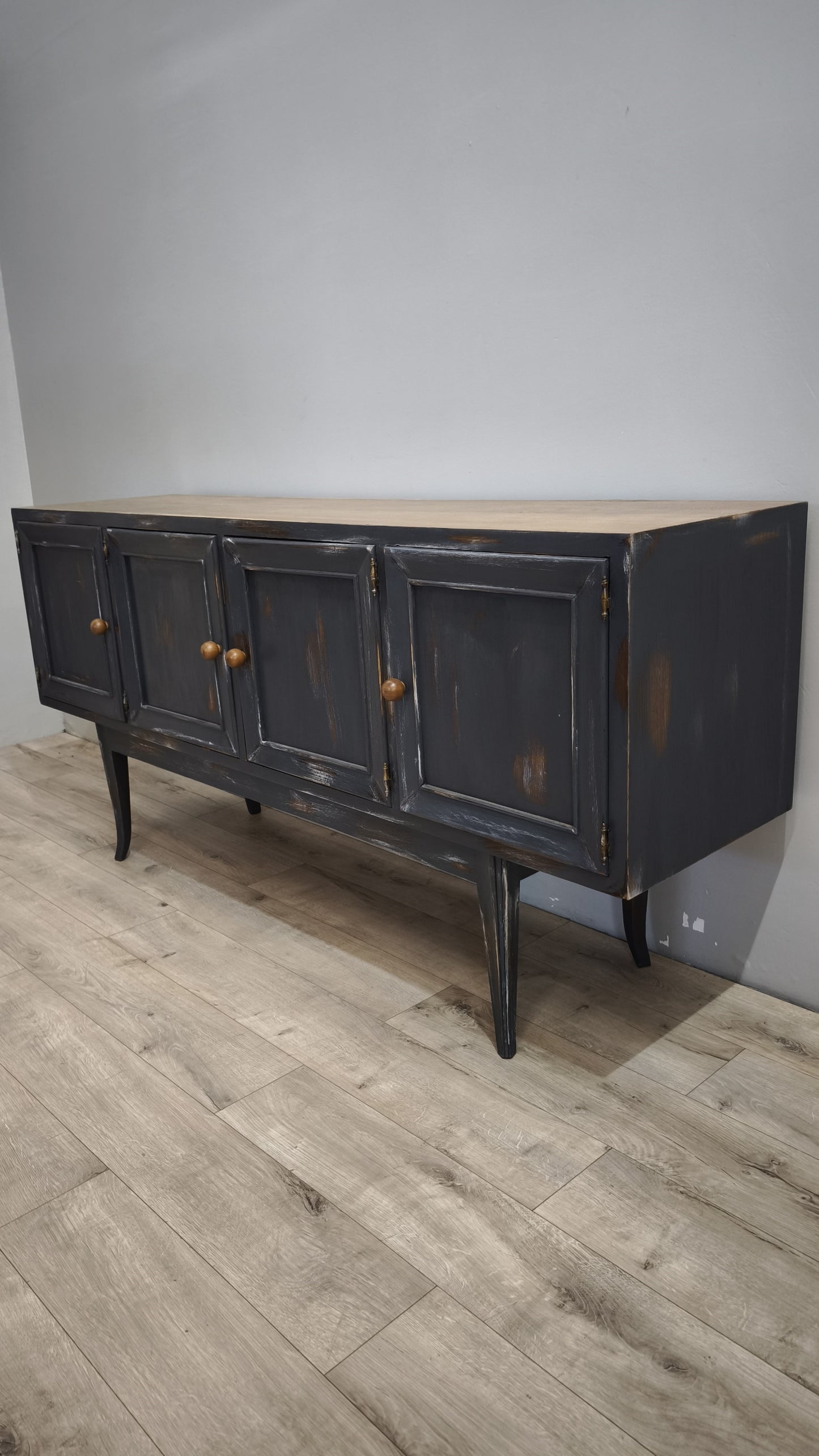 92380 Credenza quattro sportelli dipinta con piano in legno