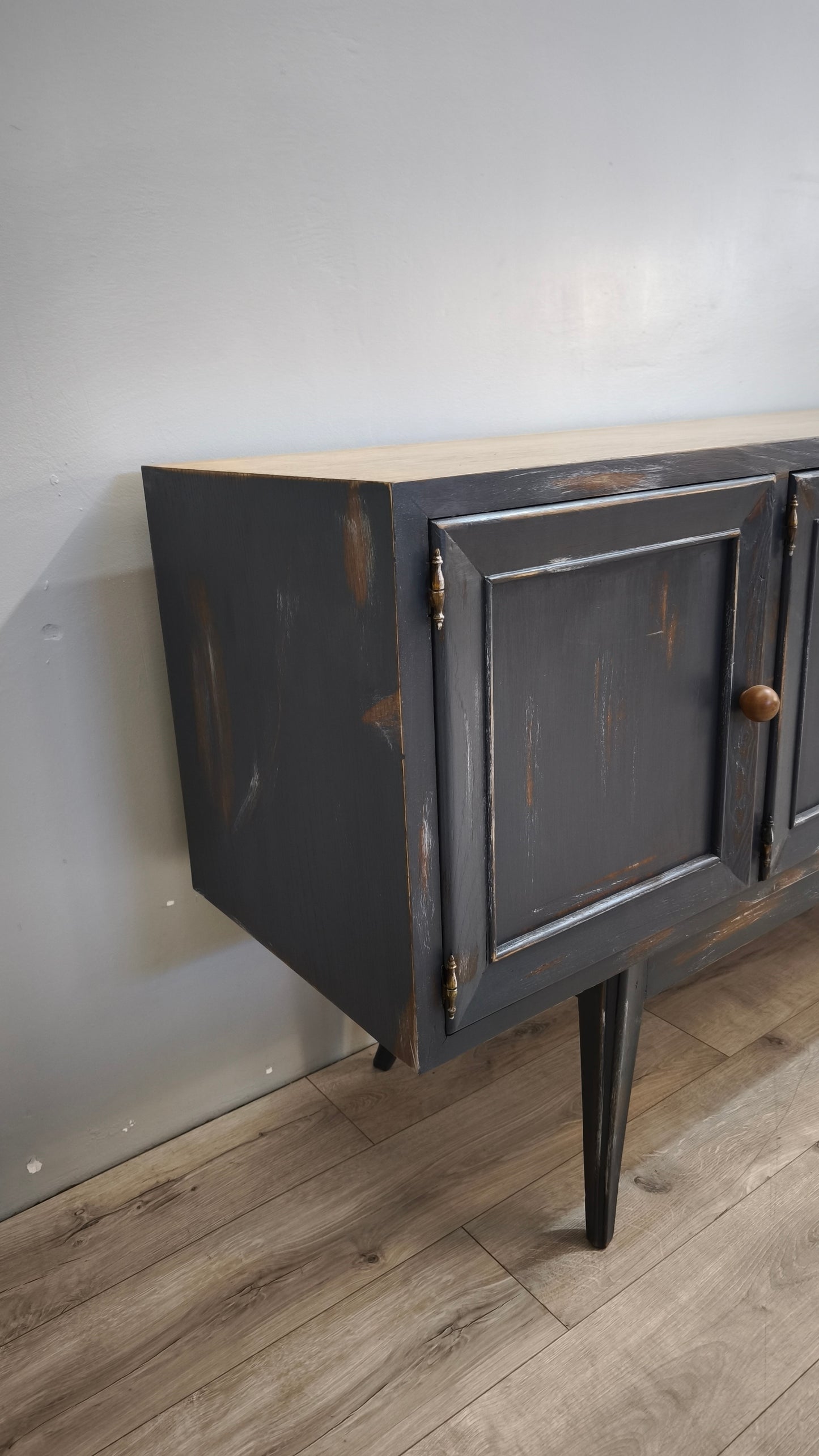 92380 Credenza quattro sportelli dipinta con piano in legno