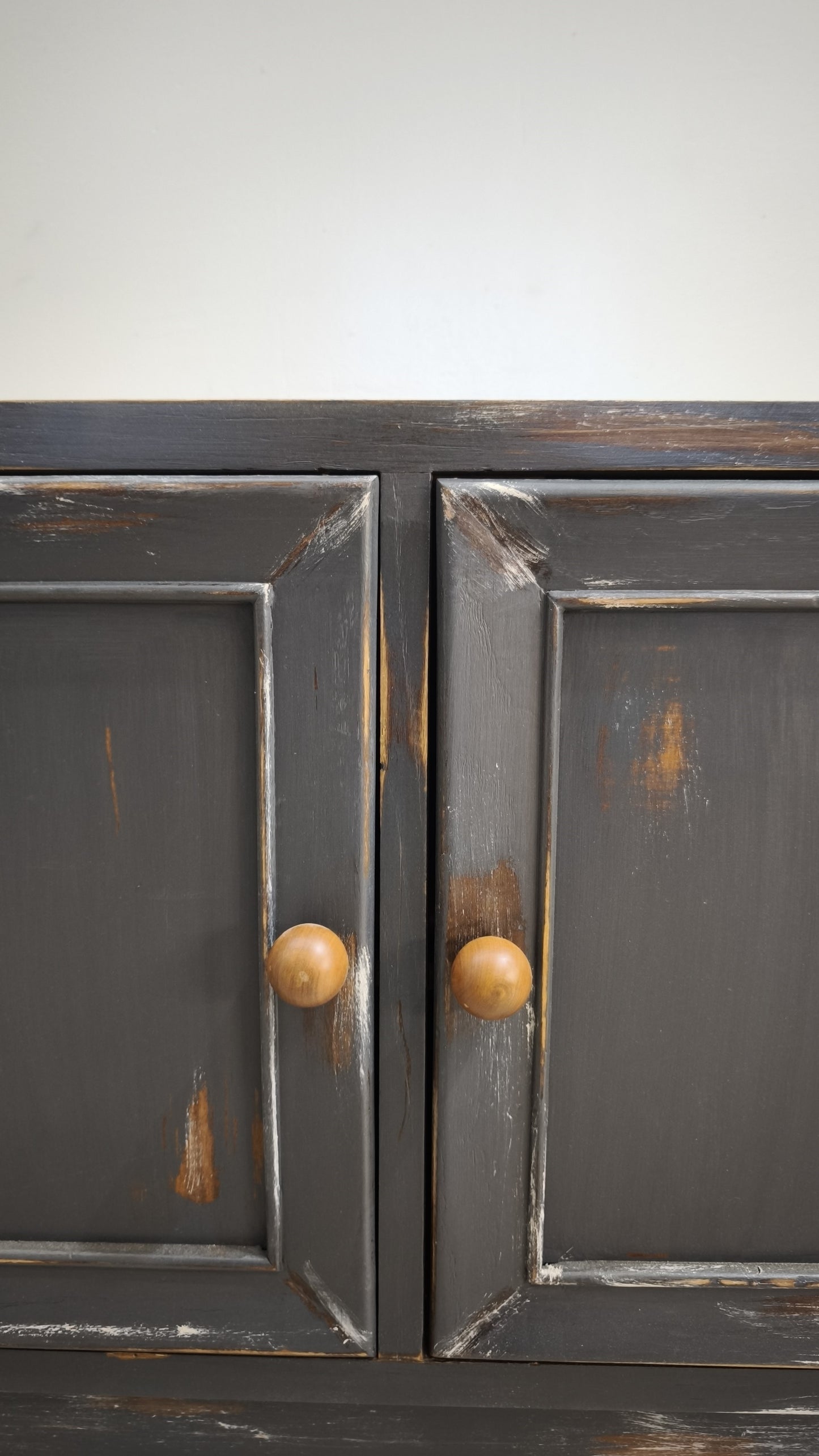 92380 Credenza quattro sportelli dipinta con piano in legno