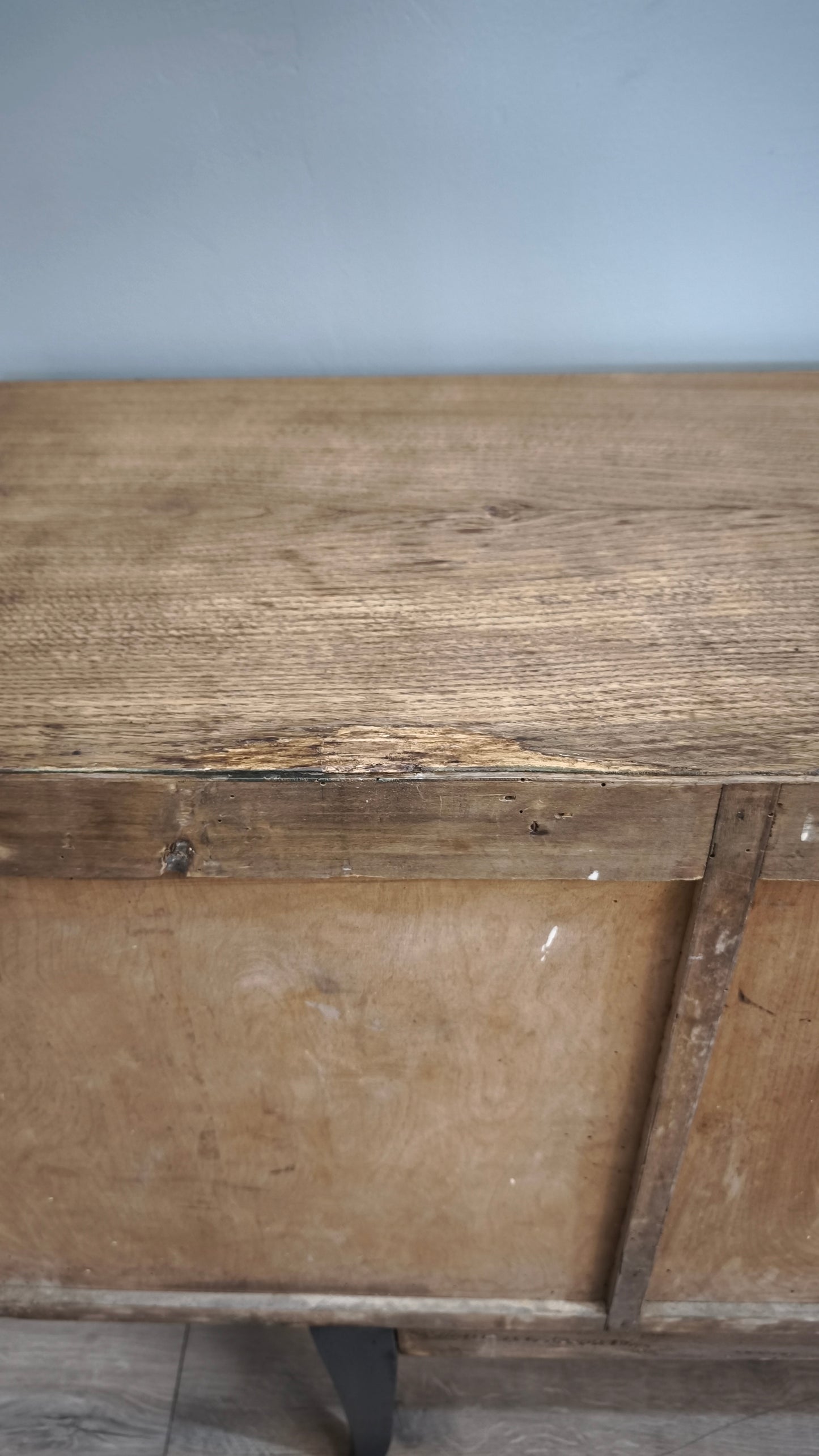 92380 Credenza quattro sportelli dipinta con piano in legno