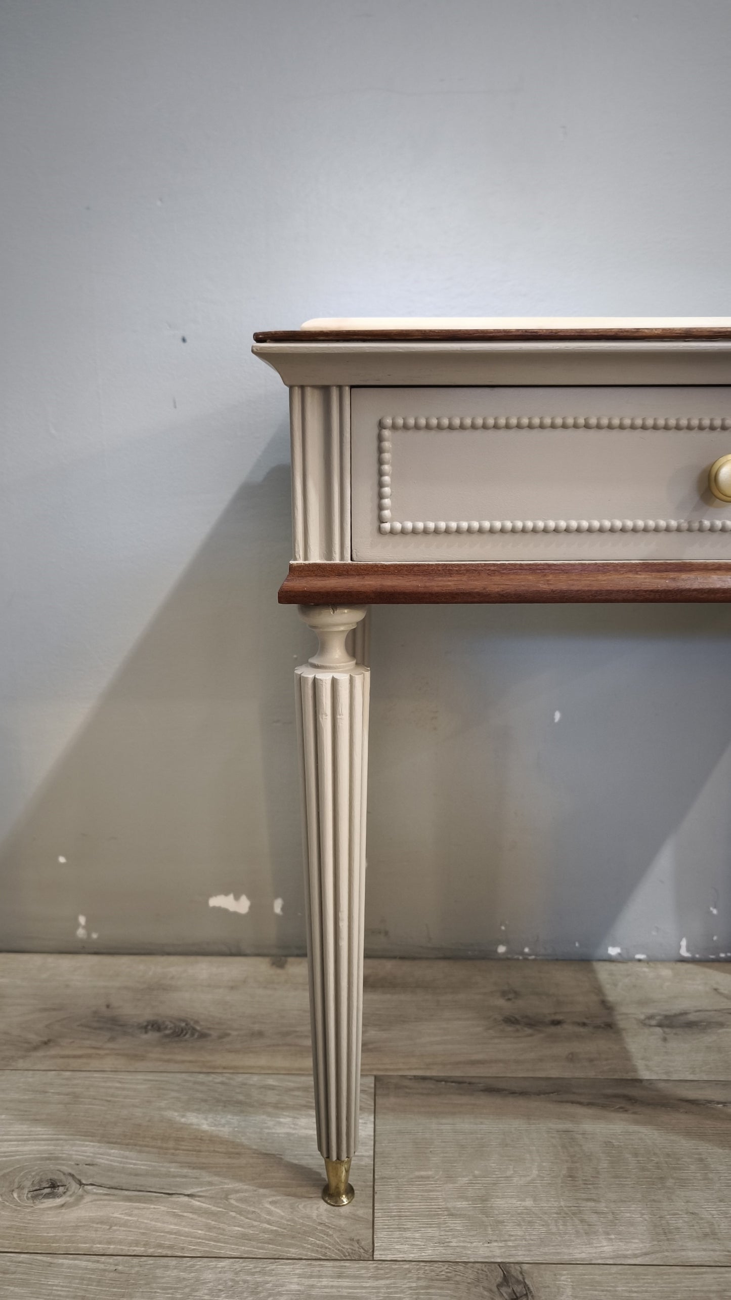 92377 Coppia di comodini in legno dipinti grigi con piano in marmo