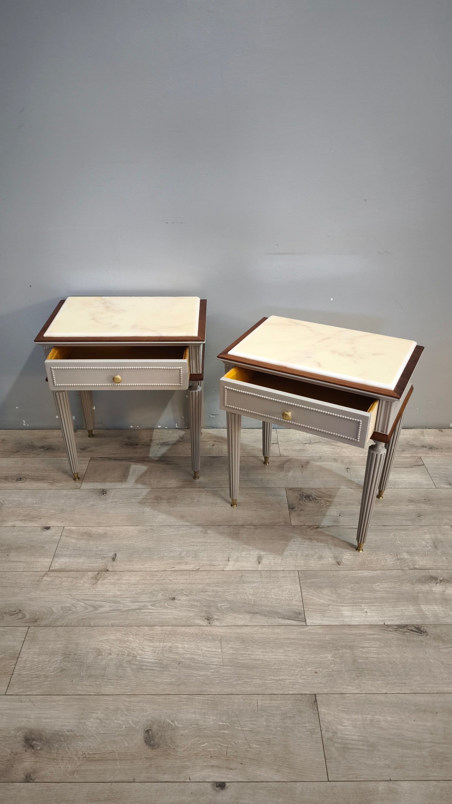 92377 Coppia di comodini in legno dipinti grigi con piano in marmo