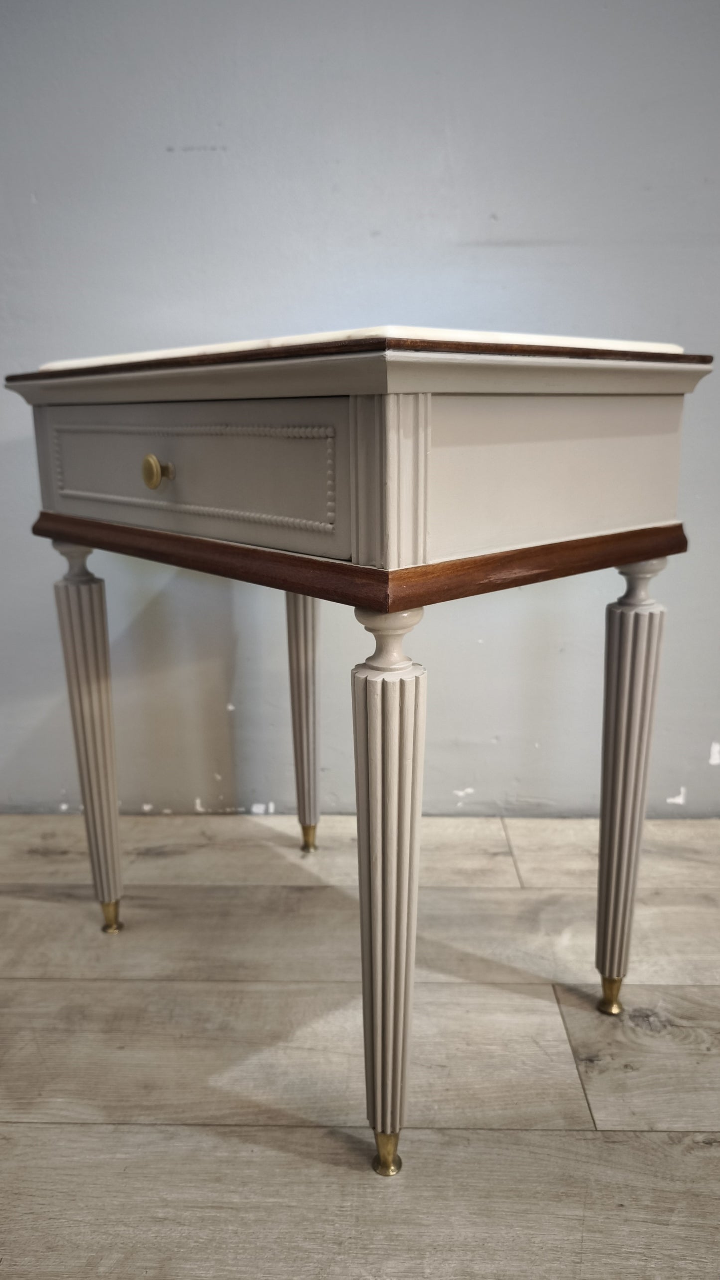92377 Coppia di comodini in legno dipinti grigi con piano in marmo
