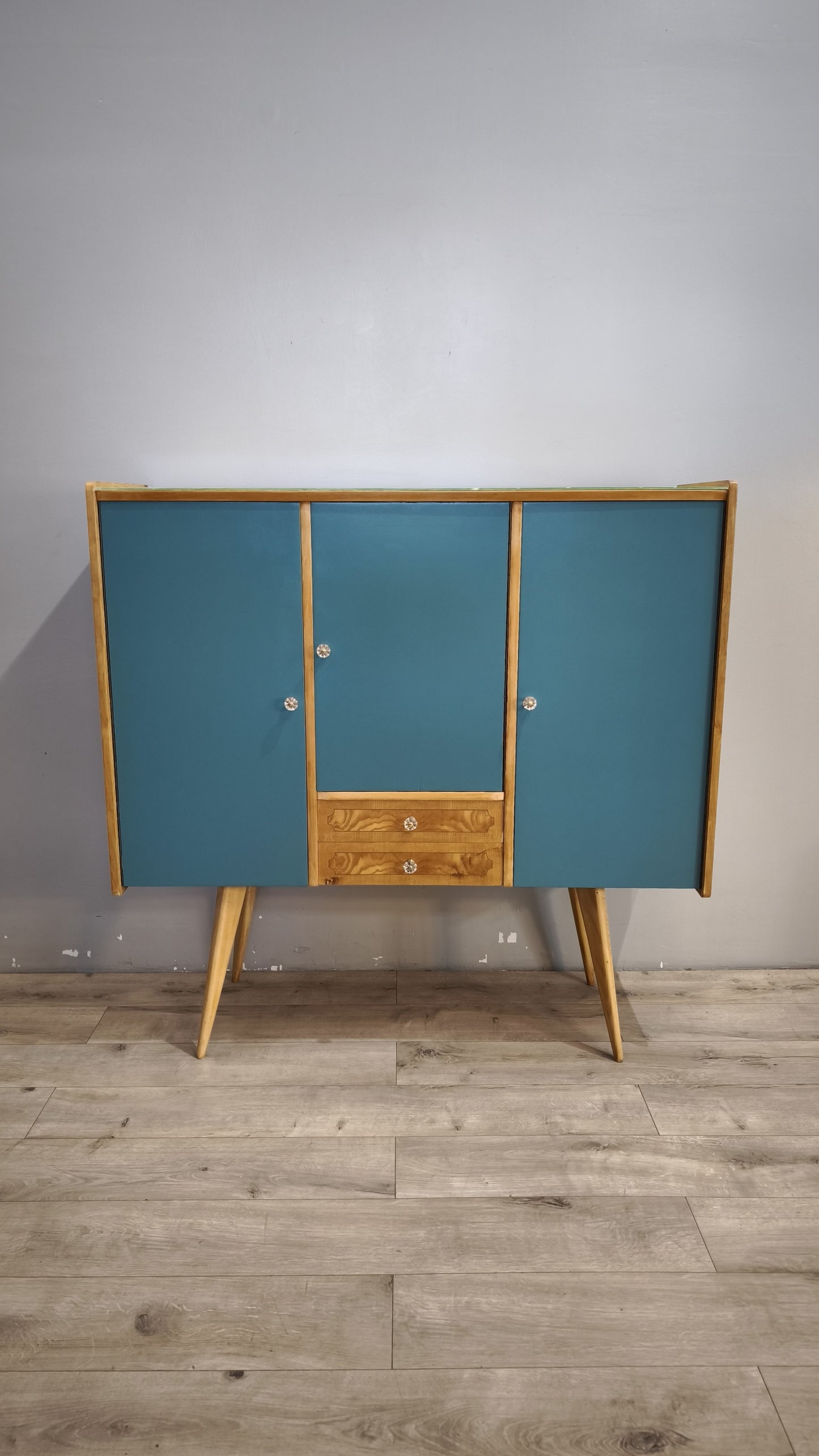 92381 Highboard in legno con sportelli dipinti e pomelli in vetro