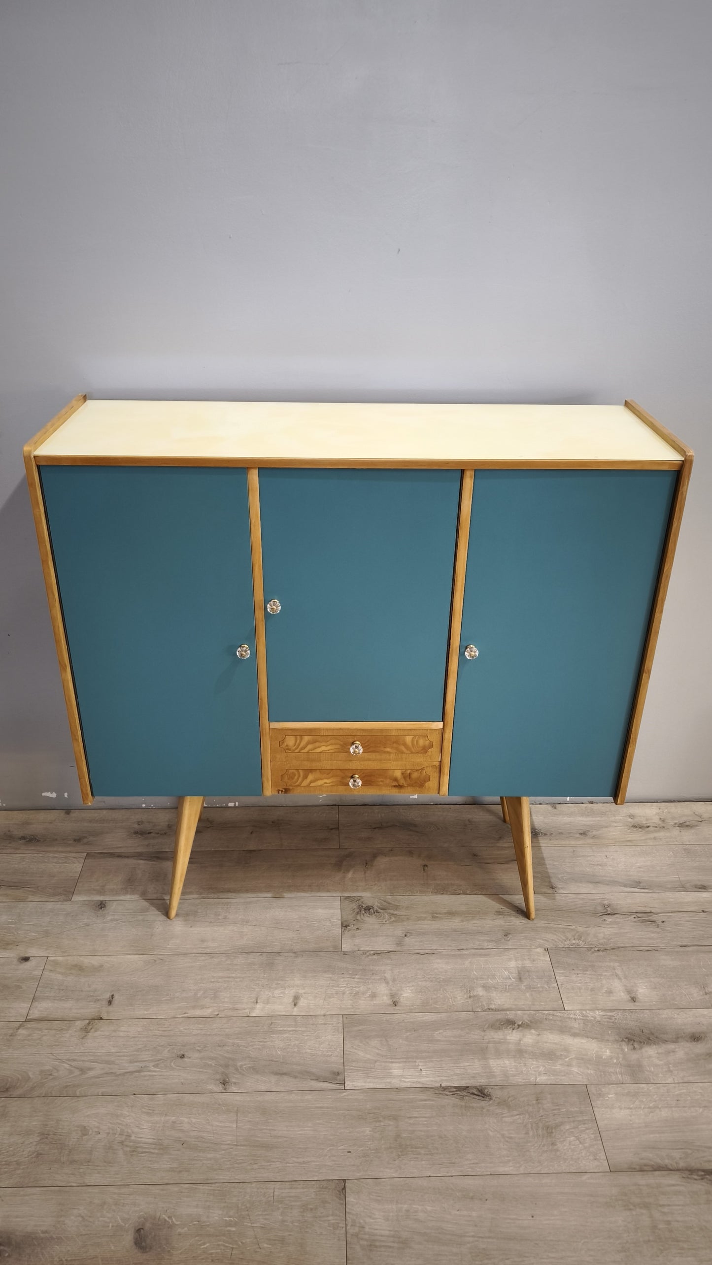 92381 Highboard in legno con sportelli dipinti e pomelli in vetro