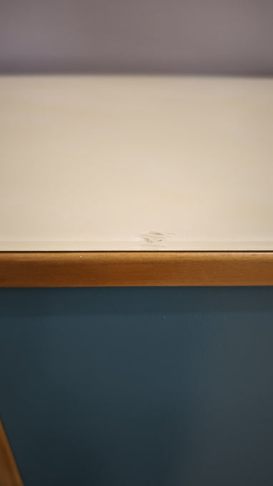 92381 Highboard in legno con sportelli dipinti e pomelli in vetro