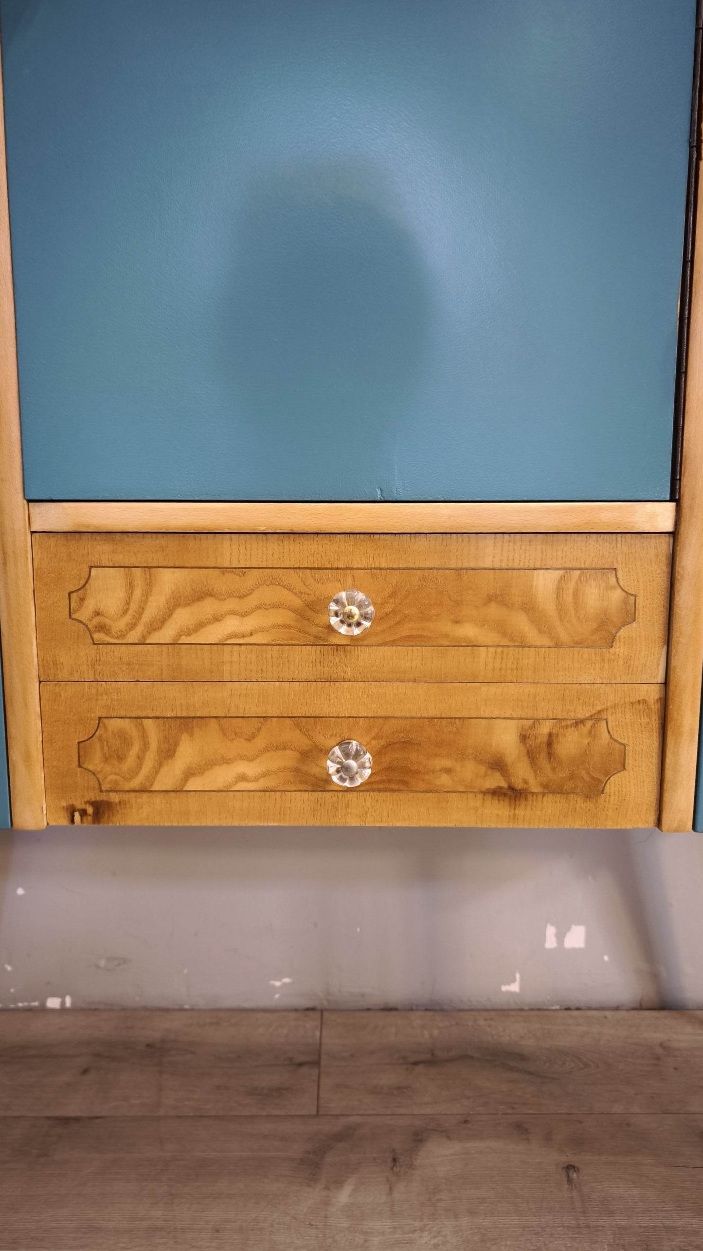 92381 Highboard in legno con sportelli dipinti e pomelli in vetro