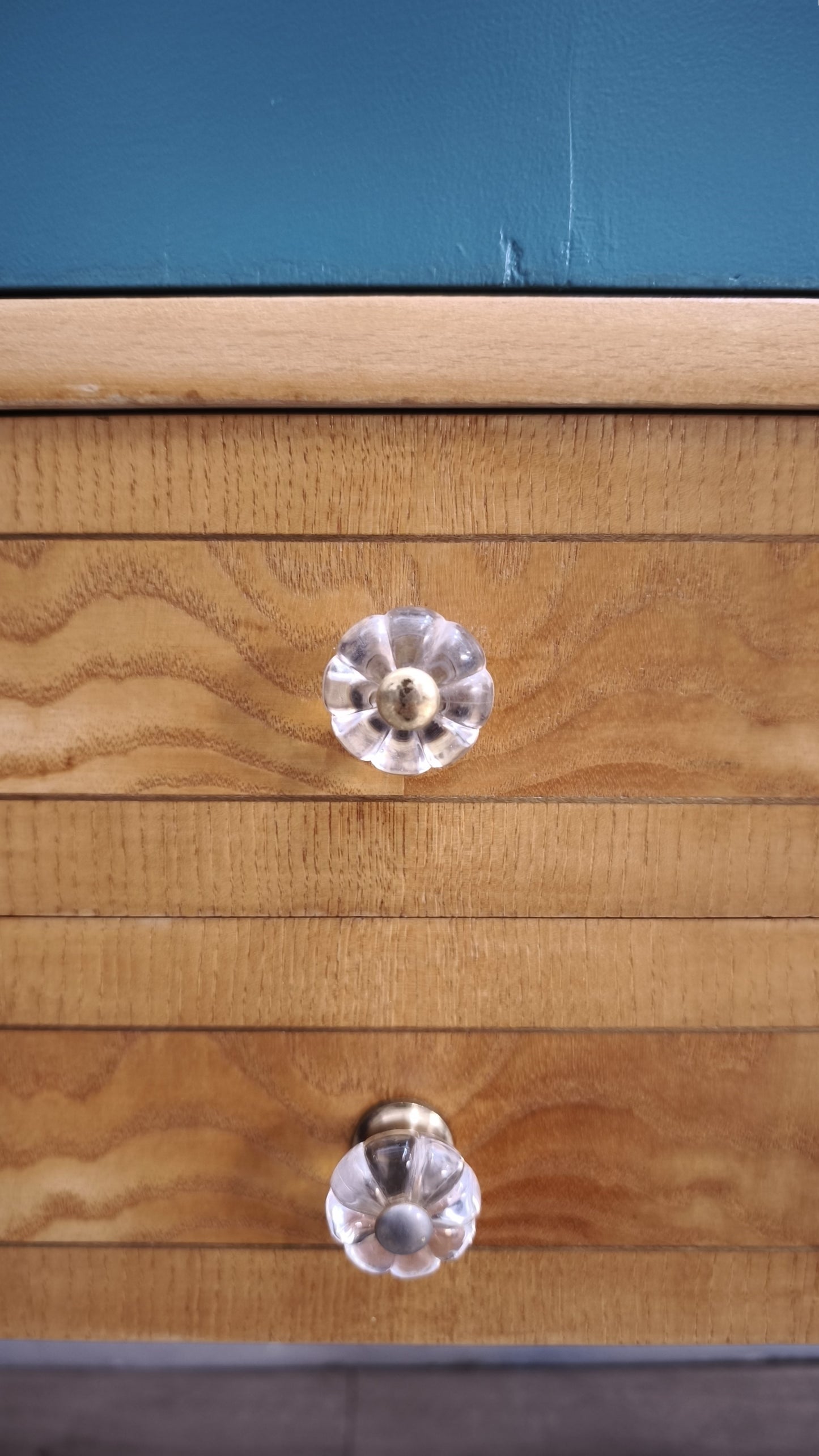 92381 Highboard in legno con sportelli dipinti e pomelli in vetro