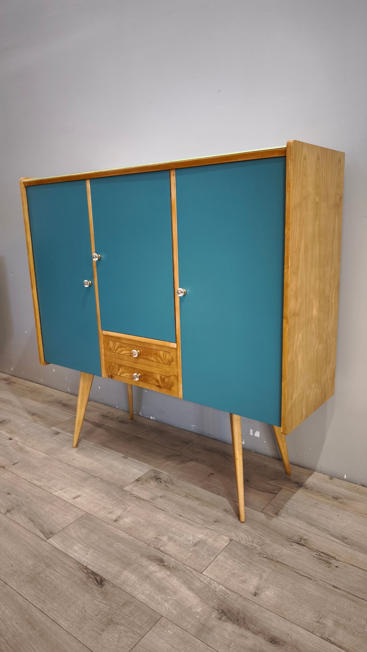 92381 Highboard in legno con sportelli dipinti e pomelli in vetro