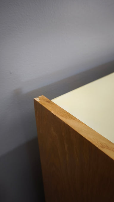 92381 Highboard in legno con sportelli dipinti e pomelli in vetro