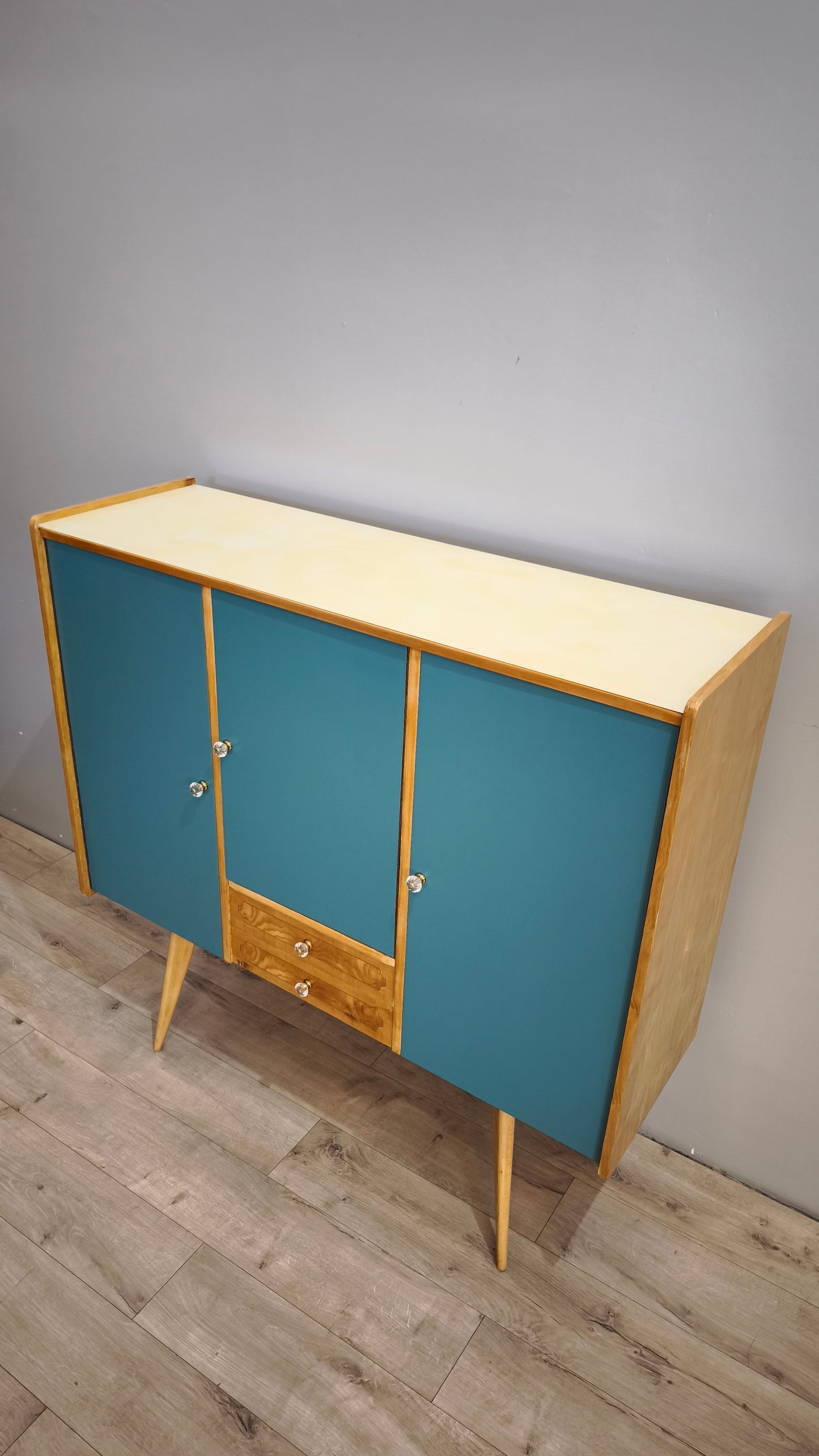 92381 Highboard in legno con sportelli dipinti e pomelli in vetro