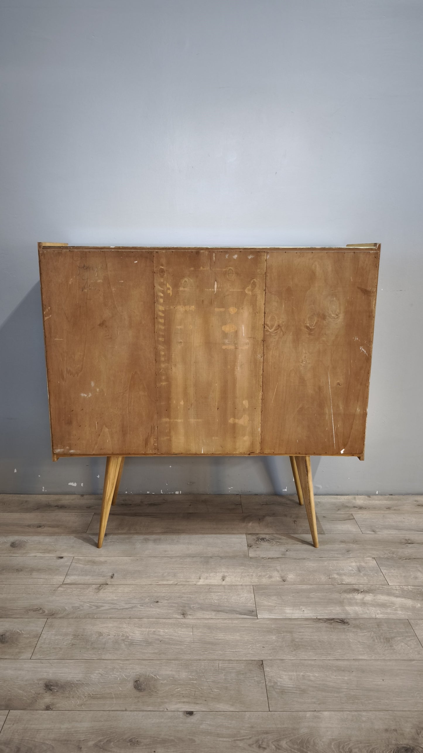 92381 Highboard in legno con sportelli dipinti e pomelli in vetro
