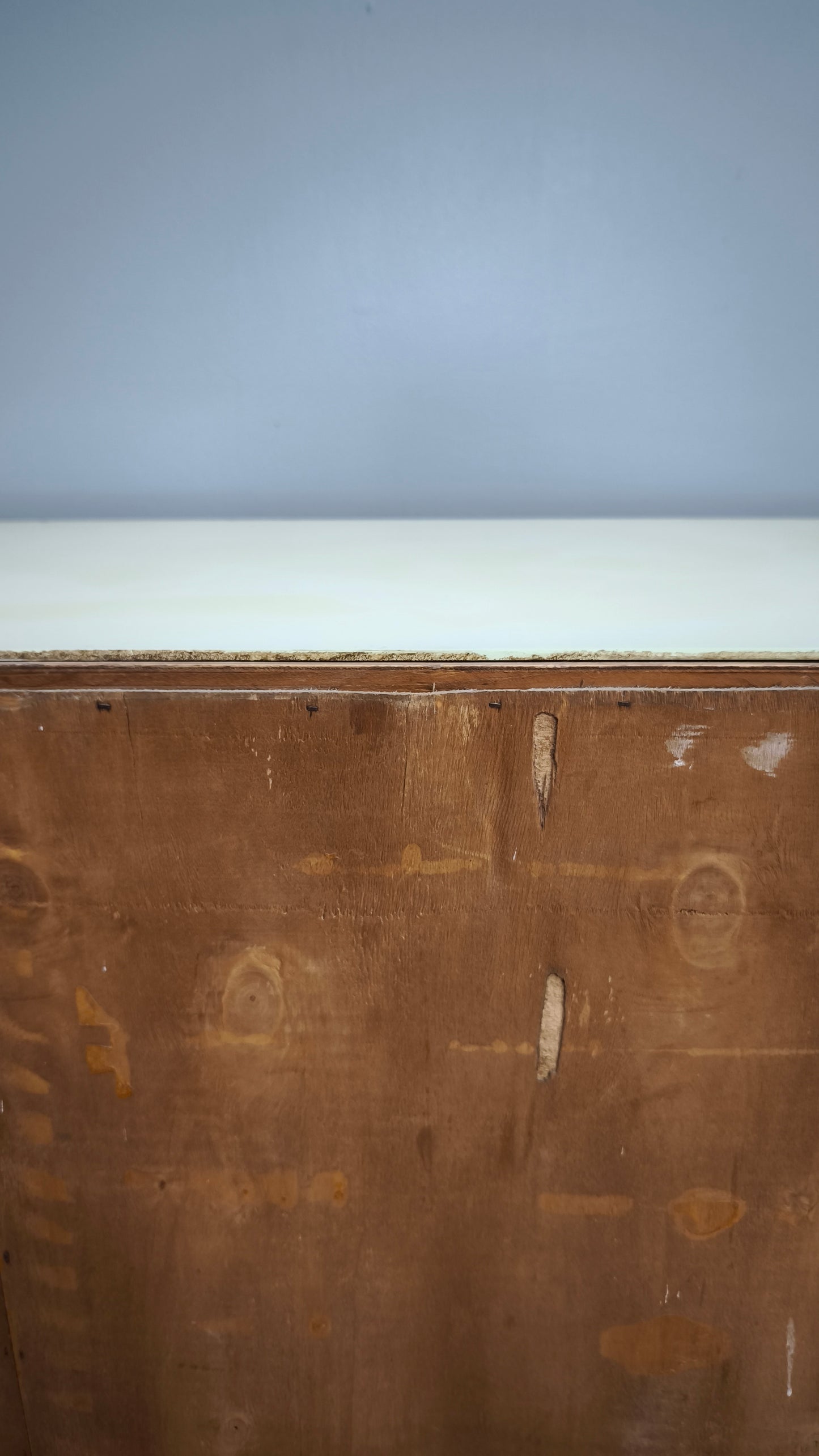 92381 Highboard in legno con sportelli dipinti e pomelli in vetro