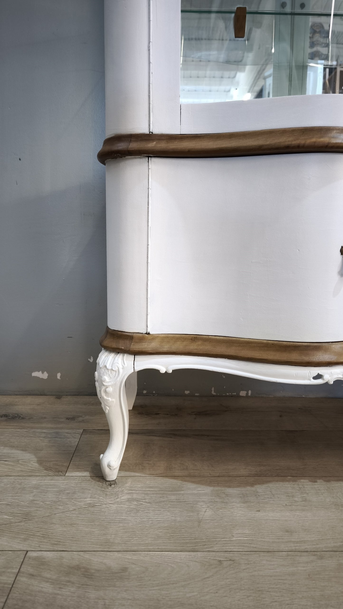 92379 Vetrina in legno dipinta bianca con ripiani in vetro