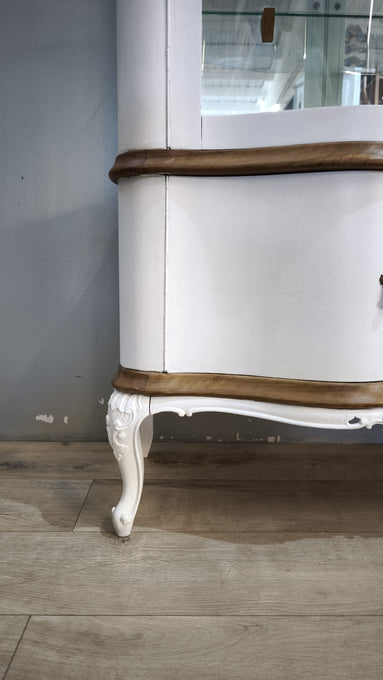 92379 Vetrina in legno dipinta bianca con ripiani in vetro