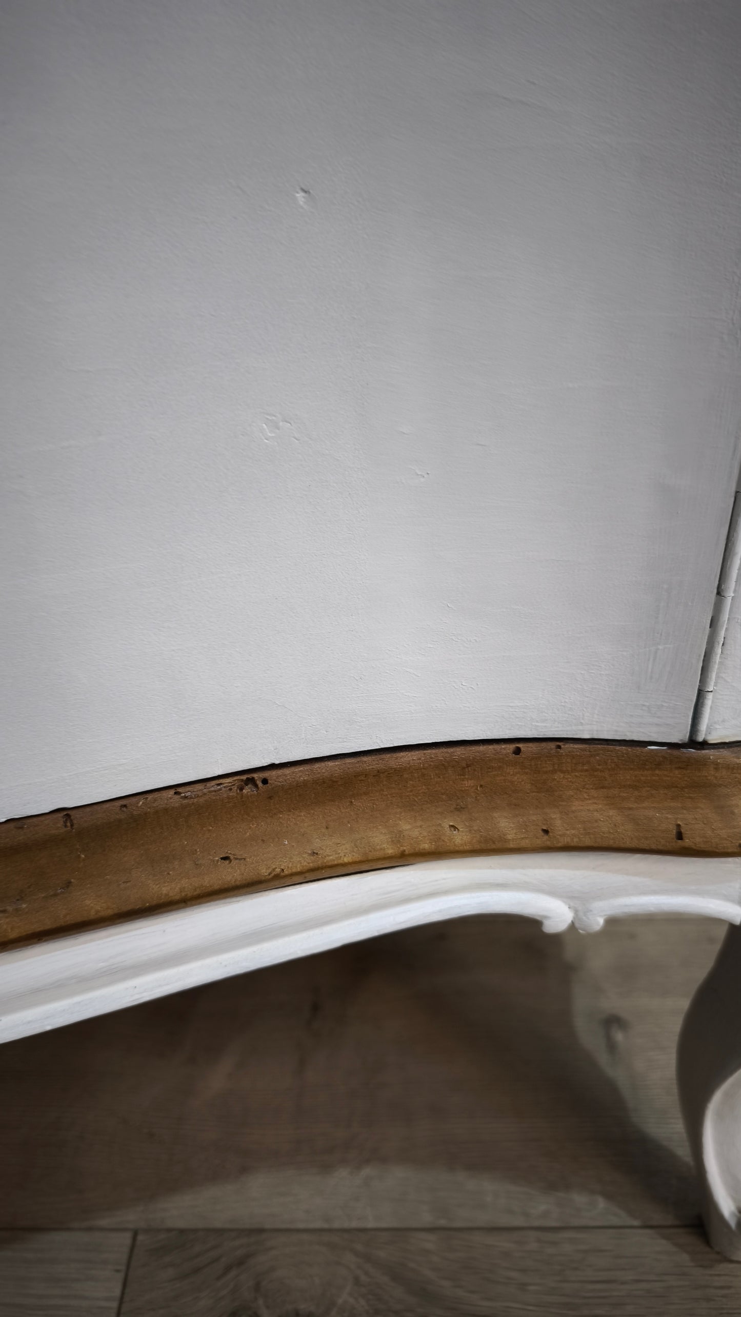 92379 Vetrina in legno dipinta bianca con ripiani in vetro
