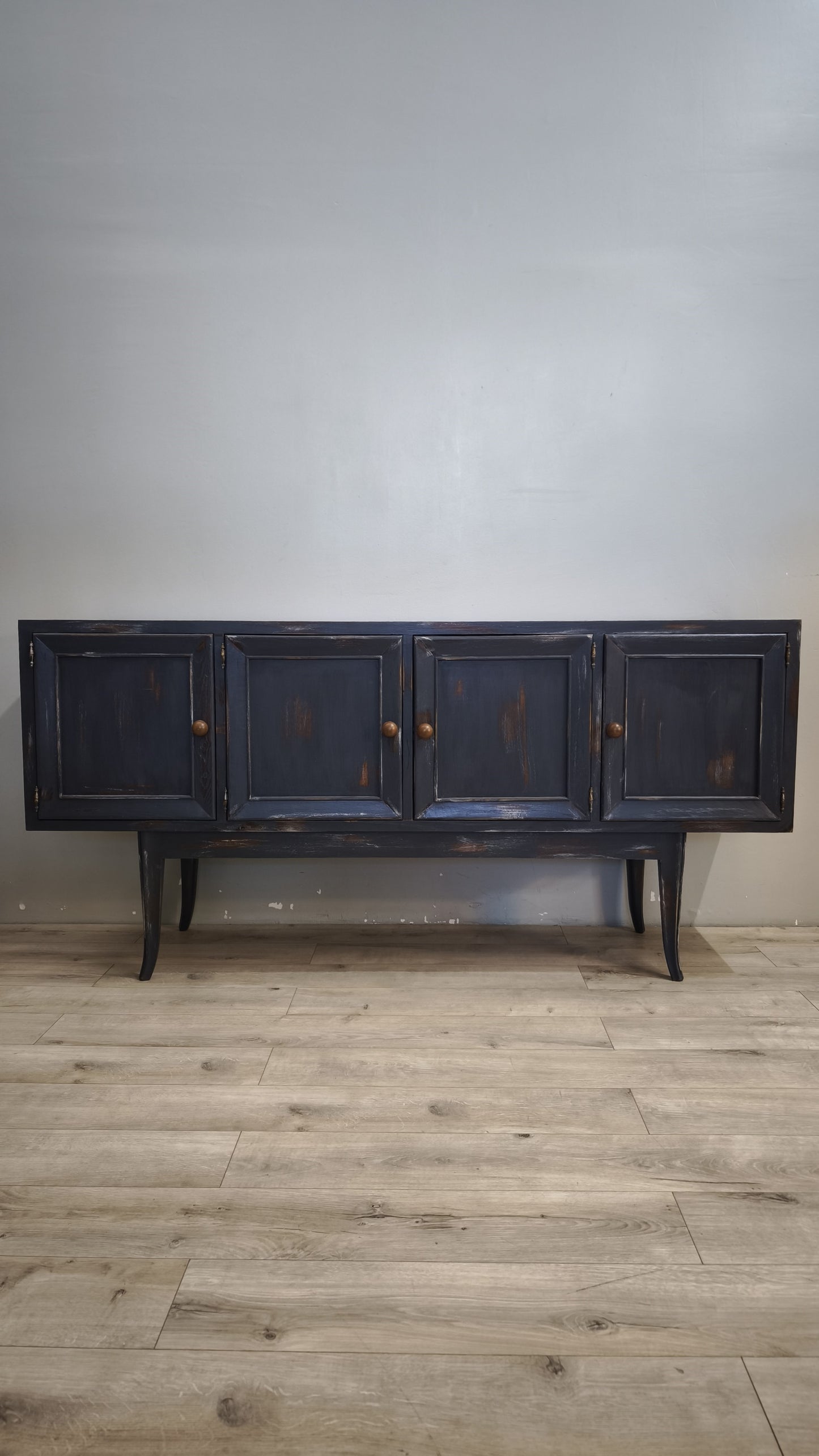 92380 Credenza quattro sportelli dipinta con piano in legno