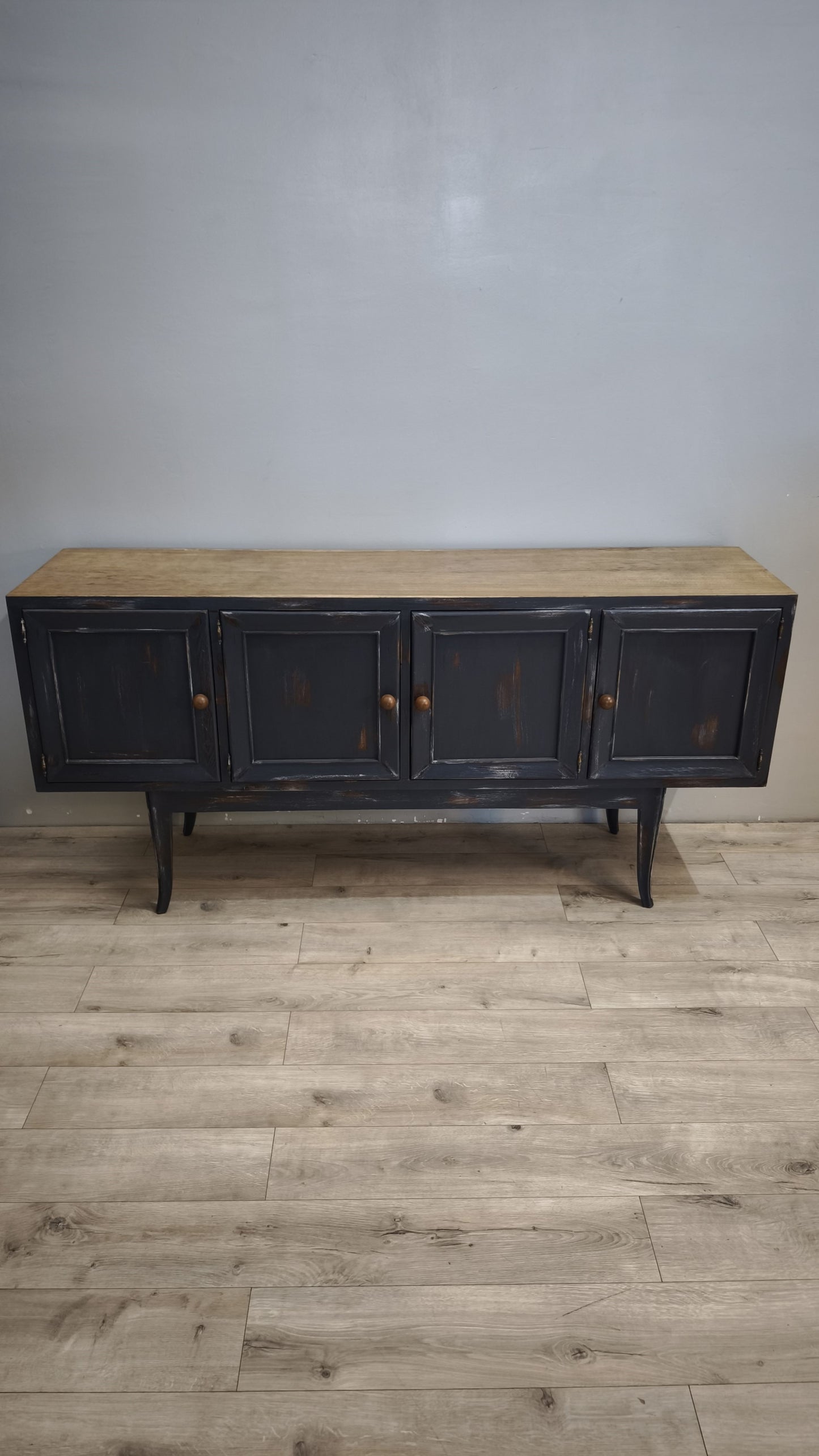92380 Credenza quattro sportelli dipinta con piano in legno