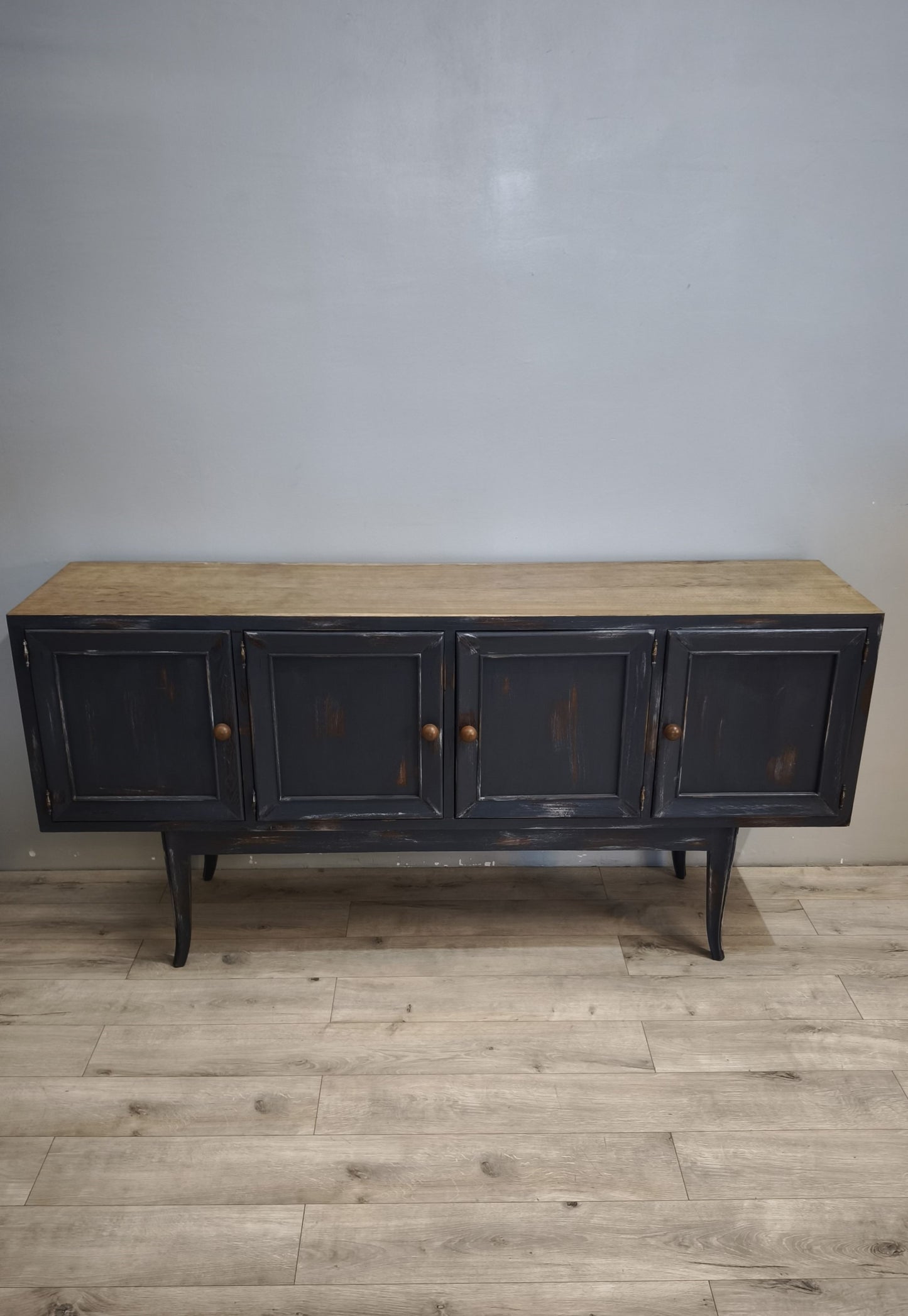 92380 Credenza quattro sportelli dipinta con piano in legno