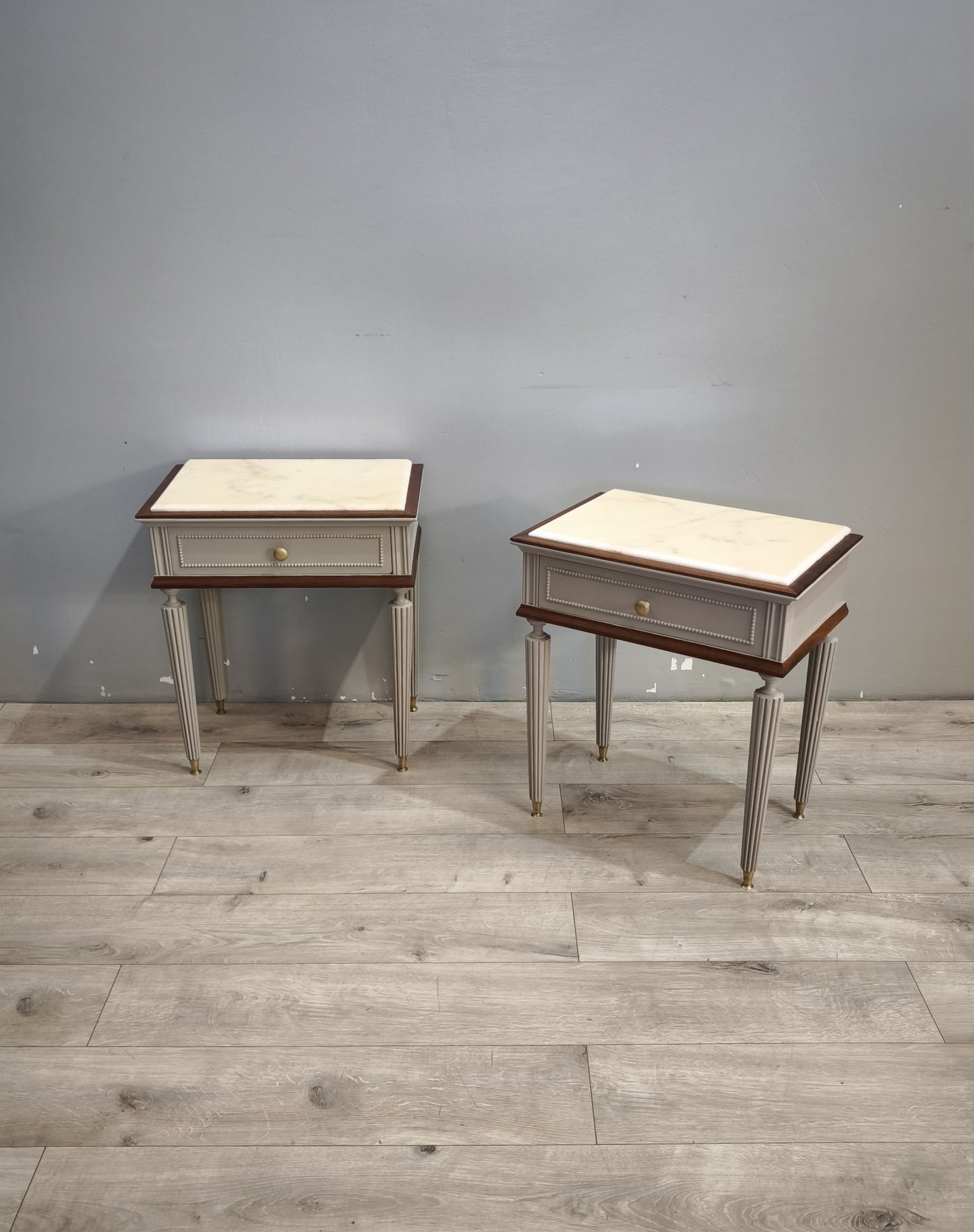 92377 Coppia di comodini in legno dipinti grigi con piano in marmo