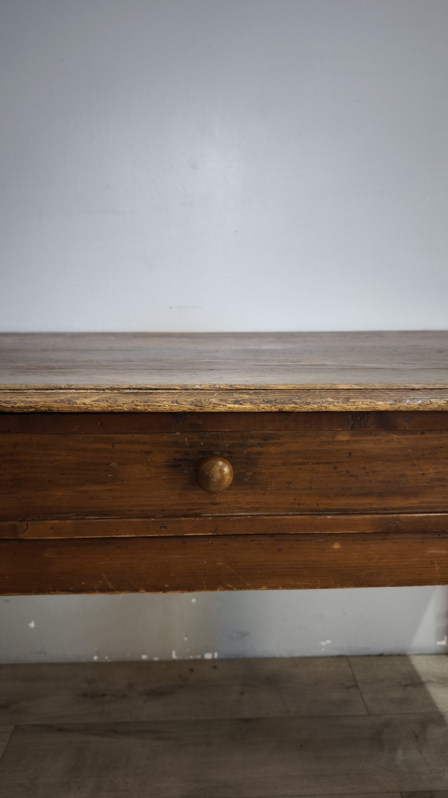 92419 Tavolo rustico in legno con cassetto frontale